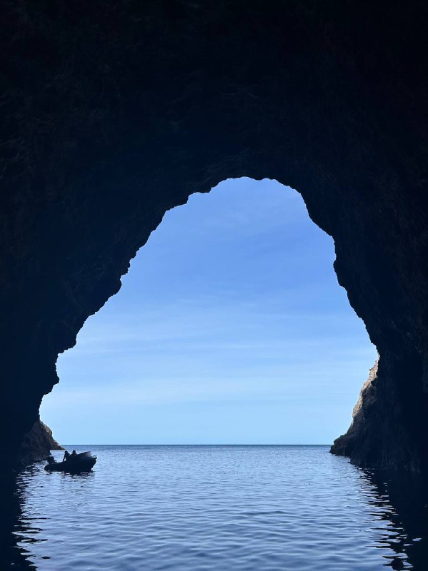 Ну что же ребятки, приветствую всех! Новый год пришел с хорошими новостями, мне одобрили студенческую визу! Так что я теперь выездной и могу находиться в НЗ до начала сентября. У меня есть около 8 месяцев, чтобы воплотить мой план в жизнь. Начиная со следующей недели у меня начинается свободный, от учебы в школе, месяц.Который в свое время я потрачу на усиленную  подготовку к IELTS, и собственно сдачи экзамена и параллельно начну искать местную работу подходящую под требования для подачи на straight to residence визы. Огромный плюс что на студенческой визе я могу работать легально 25 часов в неделю, так что я смогу доказать местным работодателям что я им подхожу и будет проще их убедить дать мне оффер который  так нужен мне для подачи на резидентскую визу.Так же я решил максимально увеличить свои шансы на экзамене и сдавать IELTS General вместо Academic, потому что его достаточно для иммиграционных целей но при этом сдать его на тот же бал легче чем академик. Но для учебы нужен будет уже академик, но я думаю смогу сдать его уже после того как будет и резидентство и еще качнется язык.Ну как то так, движемся дальше. Немного фото и видео с недавнего трипа в Coromandel :)P.s. вид изнутри пещеры с первой фотографии присутствует в обоях в windows 10 :)Ну что же ребятки, приветствую всех! Новый год пришел с хорошими новостями, мне одобрили студенческую визу! Так что я теперь выездной и могу находиться в НЗ до начала сентября. У меня есть около 8 месяцев, чтобы воплотить мой план в жизнь. Начиная со следующей недели у меня начинается свободный, от учебы в школе, месяц.Который в свое время я потрачу на усиленную  подготовку к IELTS, и собственно сдачи экзамена и параллельно начну искать местную работу подходящую под требования для подачи на straight to residence визы. Огромный плюс что на студенческой визе я могу работать легально 25 часов в неделю, так что я смогу доказать местным работодателям что я им подхожу и будет проще их убедить дать мне оффер который  так нужен мне для подачи на резидентскую визу.Так же я решил максимально увеличить свои шансы на экзамене и сдавать IELTS General вместо Academic, потому что его достаточно для иммиграционных целей но при этом сдать его на тот же бал легче чем академик. Но для учебы нужен будет уже академик, но я думаю смогу сдать его уже после того как будет и резидентство и еще качнется язык.Ну как то так, движемся дальше. Немного фото и видео с недавнего трипа в Coromandel :)P.s. вид изнутри пещеры с первой фотографии присутствует в обоях в windows 10 :)