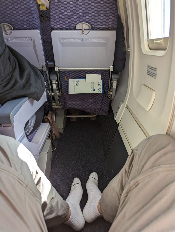 Забыл скинуть фотки острова при посадке, а так же какого-то другого острова вдалеке, а так же место у аварийного выхода, ну и добавить, что нет лучшей обуви для долгой дороги чем сандали, ноги не устали и не вспотели!Забыл скинуть фотки острова при посадке, а так же какого-то другого острова вдалеке, а так же место у аварийного выхода, ну и добавить, что нет лучшей обуви для долгой дороги чем сандали, ноги не устали и не вспотели!