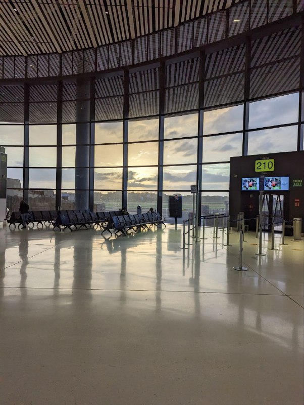 И так, я в Панаме, местное время 6:48, уже сижу в аэропорту, ожидая вылета на Барбадос. Прилетел вечером, уже было темно, особо ничего не фоткал, провел ночь в отеле, который расположен очень близко к аэропорту, дорого и за эту цену нет даже питьевой воды в номере, но хоть передохнул.Кругом латиноамериканцы, много дам с выразительной фигурой, как из сериалов и фильмов. Полет Ташкент - Стамбул - Панама, на удивление прошел не так мучительно как ожидал, сказывается то что из Стамбула до Панамы у меня было место у аварийного выхода, рядом сидели две русскоговорящие девушки, они направляются в Коста Рику, а так же наливали вино и кормили два раза за 13.5 часов полета. Так же в самолёте летели двое молодых русских ребят моряков, на вахту.Первое что ощутил, выйдя в Панаме это лёгкая духота, а так же запах воздуха, он просто другой, похоже на то, что ощущал выходя в Таиланде.В панаме все используют доллары, говорят на испанском, но английский знают многие неплохо, сумел использовать и поняли друг друга.Так что всем привет, скоро фотки с Барбадоса и тд...И так, я в Панаме, местное время 6:48, уже сижу в аэропорту, ожидая вылета на Барбадос. Прилетел вечером, уже было темно, особо ничего не фоткал, провел ночь в отеле, который расположен очень близко к аэропорту, дорого и за эту цену нет даже питьевой воды в номере, но хоть передохнул.Кругом латиноамериканцы, много дам с выразительной фигурой, как из сериалов и фильмов. Полет Ташкент - Стамбул - Панама, на удивление прошел не так мучительно как ожидал, сказывается то что из Стамбула до Панамы у меня было место у аварийного выхода, рядом сидели две русскоговорящие девушки, они направляются в Коста Рику, а так же наливали вино и кормили два раза за 13.5 часов полета. Так же в самолёте летели двое молодых русских ребят моряков, на вахту.Первое что ощутил, выйдя в Панаме это лёгкая духота, а так же запах воздуха, он просто другой, похоже на то, что ощущал выходя в Таиланде.В панаме все используют доллары, говорят на испанском, но английский знают многие неплохо, сумел использовать и поняли друг друга.Так что всем привет, скоро фотки с Барбадоса и тд...