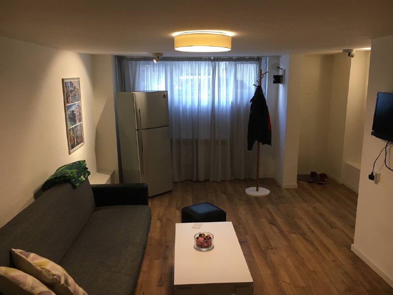 Хата из аирбнб, за 38 $ в сутки, снята только на неделю, ради расположения, но помещение раньше было явно нежилое, рядом обычный подъезд, а в неё отдельная дверь. На фото на аирбнб была лучше, а вид во двор тут максимально грустный, на внутреннюю асфальтную парковку многоэтажки.Хата из аирбнб, за 38 $ в сутки, снята только на неделю, ради расположения, но помещение раньше было явно нежилое, рядом обычный подъезд, а в неё отдельная дверь. На фото на аирбнб была лучше, а вид во двор тут максимально грустный, на внутреннюю асфальтную парковку многоэтажки.