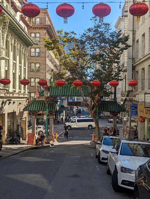 В общем первый день гуляний в процессе, уже масса впечатлений, город очень прикольный за счёт перепадов высот, но ходить конечно устаешь, но благо всегда можно остановиться и почилить в тени.Хоть у нас и тачка не неделю, по самому городу я решил передвигаться общественным транспортом и больше ходить, так дешевле и не паришься о парковках и более мобильный, уже опробовал автобус и метро, пока все цивильно, правда в метро накурено и сигаретами и травой.По поводу выбора, я после двух дней размышлений пока склоняюсь к варианту активной подготовки к собеседованиям, порешать leet code, вылизать резюме, потренироваться во всех аспектах, глобально ничего от этого не теряю, а приобрету лишь опыт, и это будет лучше если я все же найду новую работу и после пару месяцев, приму уже осознанное решение об уезде и взятие gap year, если все таки нужно будет. А так очень хочется посмотреть на процессы работы в больших компаниях, поэтому пока так ;)Ну в крайнем случае gap year устрою если ничего не успею найти за 3 месяца и уеду в чиповую страну.В общем первый день гуляний в процессе, уже масса впечатлений, город очень прикольный за счёт перепадов высот, но ходить конечно устаешь, но благо всегда можно остановиться и почилить в тени.Хоть у нас и тачка не неделю, по самому городу я решил передвигаться общественным транспортом и больше ходить, так дешевле и не паришься о парковках и более мобильный, уже опробовал автобус и метро, пока все цивильно, правда в метро накурено и сигаретами и травой.По поводу выбора, я после двух дней размышлений пока склоняюсь к варианту активной подготовки к собеседованиям, порешать leet code, вылизать резюме, потренироваться во всех аспектах, глобально ничего от этого не теряю, а приобрету лишь опыт, и это будет лучше если я все же найду новую работу и после пару месяцев, приму уже осознанное решение об уезде и взятие gap year, если все таки нужно будет. А так очень хочется посмотреть на процессы работы в больших компаниях, поэтому пока так ;)Ну в крайнем случае gap year устрою если ничего не успею найти за 3 месяца и уеду в чиповую страну.