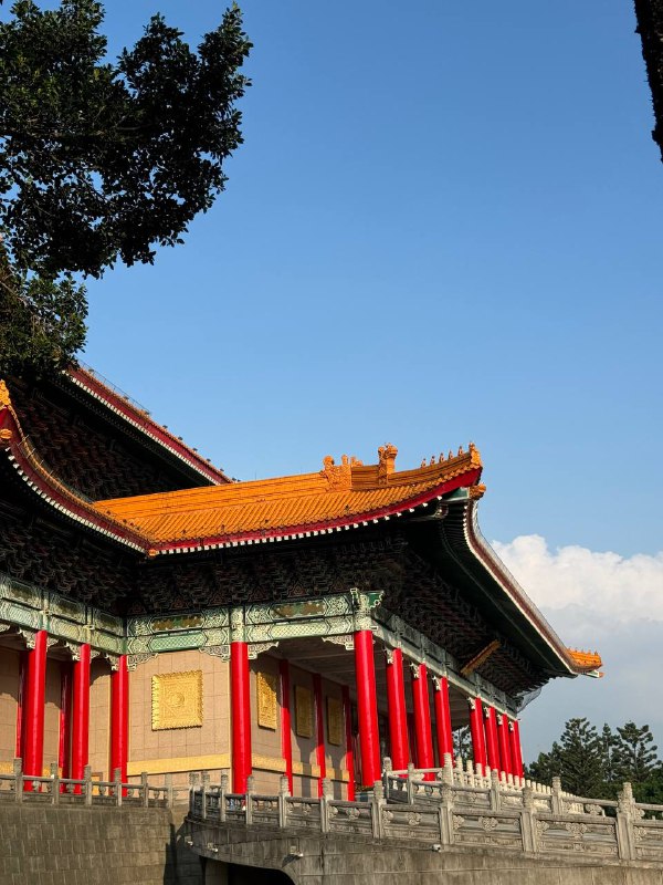 Добрый вечер! Сегодня был еще один насыщенный день.Местную симку не дали без контракта на жилье, предлагали только туристическую, ну ладно, сделаю позже, в банк даже ходить не стал без местного номера, тем более это несрочно.Посетил мемориал первого президента Тайваня Чан Кайши, и поднялся на башню Taipei 101. Подьем стоит 600 NTD (~20$), но мне, неожиданно, он обошелся в 420 NTD, как держателю карточки резидента. Приятно. Хоть и была неясная погода, но было приятно позалипать на закат. Тут очень рано темнеет, в 6:30 уже темно. Им по хорошему еще докинуть час к текущему времени.Я пока не нарадуюсь гулябельностью города и общественным транспортом, после США и Таиланда, это какое-то чудо, каждый день, не замечая, прохожу по 15к шагов. Пока до всех точек доезжал на метро. В планах еще затестить междугородние поезда.На сегодня пока все, нужно определиться с долгосрочным жильем, до завтра!Добрый вечер! Сегодня был еще один насыщенный день.Местную симку не дали без контракта на жилье, предлагали только туристическую, ну ладно, сделаю позже, в банк даже ходить не стал без местного номера, тем более это несрочно.Посетил мемориал первого президента Тайваня Чан Кайши, и поднялся на башню Taipei 101. Подьем стоит 600 NTD (~20$), но мне, неожиданно, он обошелся в 420 NTD, как держателю карточки резидента. Приятно. Хоть и была неясная погода, но было приятно позалипать на закат. Тут очень рано темнеет, в 6:30 уже темно. Им по хорошему еще докинуть час к текущему времени.Я пока не нарадуюсь гулябельностью города и общественным транспортом, после США и Таиланда, это какое-то чудо, каждый день, не замечая, прохожу по 15к шагов. Пока до всех точек доезжал на метро. В планах еще затестить междугородние поезда.На сегодня пока все, нужно определиться с долгосрочным жильем, до завтра!