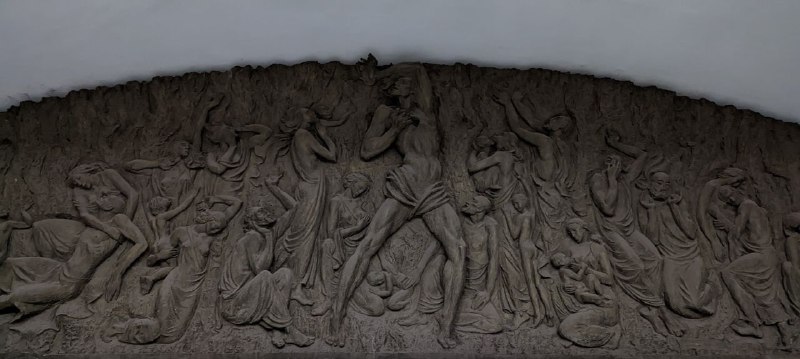 Ковер из мозаики, купола на потолке и стелла на стене, все это ташкентское метро!И да, проезд на метро стоит 9 рублей.Ковер из мозаики, купола на потолке и стелла на стене, все это ташкентское метро!И да, проезд на метро стоит 9 рублей.