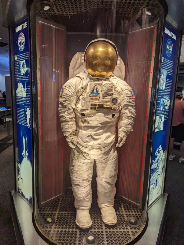Как вы поняли из предыдущей фотки, мы в Хьюстоне, дорога из Остина до музея заняла 3 часа на авто.Сходили в Space center Houston, сделал чуть фоточек, хотя бы раз посетить стоит, послушали выступление реального астронавта о его пути и полете, с фотками, видео и вопросами в конце.Как вы поняли из предыдущей фотки, мы в Хьюстоне, дорога из Остина до музея заняла 3 часа на авто.Сходили в Space center Houston, сделал чуть фоточек, хотя бы раз посетить стоит, послушали выступление реального астронавта о его пути и полете, с фотками, видео и вопросами в конце.