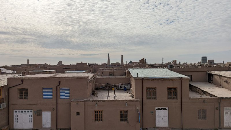 Мой Трип завершился и я в Ташкенте.Итог такой, все исторические места узбекистана в Самарканде, Бухаре и Хиве более менее одинаковые, поэтому скучно было их фотографировать, но есть небольшая подборка из Хивы. Можно посмотреть один раз,  мое мнение такое. Многие здания и стены построены просто из грязи, видно на фотках, ввиду отсутствия осадков почти круглый год, такой проход работает.Но по мере отъезда от столицы и направляясь в Ургенч, замечаешь как народ живёт все более более бедно. Но я познал там поистине широту человеческой души и гостеприимство местных, столько было застолий, за три дня сменили домов 6, и в каждом откармливали, как в последний путь, при том что живут ну очень бедно, в части домов даже туалет на улице.Мой Трип завершился и я в Ташкенте.Итог такой, все исторические места узбекистана в Самарканде, Бухаре и Хиве более менее одинаковые, поэтому скучно было их фотографировать, но есть небольшая подборка из Хивы. Можно посмотреть один раз,  мое мнение такое. Многие здания и стены построены просто из грязи, видно на фотках, ввиду отсутствия осадков почти круглый год, такой проход работает.Но по мере отъезда от столицы и направляясь в Ургенч, замечаешь как народ живёт все более более бедно. Но я познал там поистине широту человеческой души и гостеприимство местных, столько было застолий, за три дня сменили домов 6, и в каждом откармливали, как в последний путь, при том что живут ну очень бедно, в части домов даже туалет на улице.