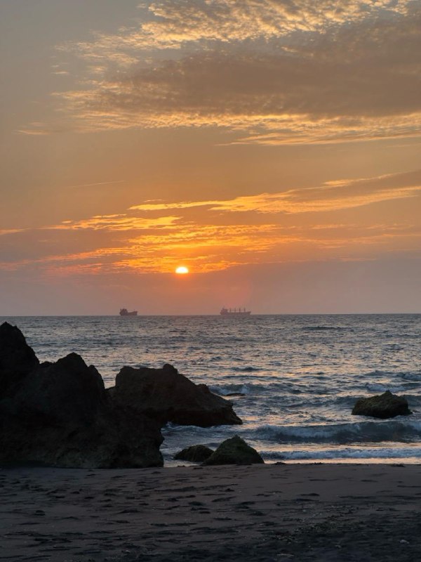 Нихау господа, Ильсур скиталец который уже давно не скиталец, снова на связи. Прошло 2 месяца обучения китайского языка, остался месяц обучения, пойду ли на второй семестр летом еще под большим вопросом, думаю о следующем варианте, за лето самостоятельно повторить весь материал первого семестра в более спокойном режиме и потом уже пойти на новый семестр и на новый уровень, так же  за это время перебраться ближе к универу, а то сейчас езжу каждый день на скутере по 35 минут в одну сторону.Но не будем о скучном, за этого время кроме сломанного мозга от нового языка, я так же приобрел некоторые новые знакомства, как среди других студентов, так и среди местных жителей. Что позволило мне очень сильно обогатить мои знания о местной жизни и о жизни в целом, узнал много местных заведений с едой и стал от этого реже готовить, потому что это действительно вкусно и дешево.У меня пропало всякое стеснение разговаривать на английском, потому что иначе вариантов просто не остается, делаю ошибки, повторяю префразировав, но говорю без толики смущения/стеснения/неуверенности, проще всего разговаривать с носителями, потому что им проще додумывать что я хочу сказать, когда пытаешься объяснить что-то сложное и у них понятное мне произношение, на слух я очень хорошо понимаю все уже давно. Но даже с местными у кого английский не родной часто легко разговаривать, потому что зачастую уровень одинаковый.Так же неделю назад попробовал дейтинг апп, чтобы чуть разнообразить круг общения, пока был один серьезный диалог и несколько встреч по нему, первый раз искупался в море на Тайване благодаря этому знакомству. Пока не загадываю, продолжаем общение.За эти месяцы читаю много стоиков, начал с современников, и углубился к первоисточникам вроде Марка Аврелия, письмам Люцилию и тд. Реально помогате фокусировать на настоящих задачах и ну утопать в мыслях о прошлом и будущем. Так же стал активно намернно больше двигаться, что вероятно тоже положительно повлияло на ментальное состояние, так что учимся активно жить дальше. Потому что какой-то глобальный смысл в жизни так найти и не удалось. Живу в настоящем, наслаждаюсь моментами и делаю от меня зависящее.Не знаю насколько будет интересно вам почитать про моих одноклассников, среди них есть киборг, пилот и инженер морских судов, интересная компания.Остановлюсь на этом, а то иначе меня не остановить, выдам вам книгу, вот поэтому нужно своевременно все рассказывать...P.S. так же купил новый шлем, не та бесплатная каска велосипелная, что шла с байком :)Нихау господа, Ильсур скиталец который уже давно не скиталец, снова на связи. Прошло 2 месяца обучения китайского языка, остался месяц обучения, пойду ли на второй семестр летом еще под большим вопросом, думаю о следующем варианте, за лето самостоятельно повторить весь материал первого семестра в более спокойном режиме и потом уже пойти на новый семестр и на новый уровень, так же  за это время перебраться ближе к универу, а то сейчас езжу каждый день на скутере по 35 минут в одну сторону.Но не будем о скучном, за этого время кроме сломанного мозга от нового языка, я так же приобрел некоторые новые знакомства, как среди других студентов, так и среди местных жителей. Что позволило мне очень сильно обогатить мои знания о местной жизни и о жизни в целом, узнал много местных заведений с едой и стал от этого реже готовить, потому что это действительно вкусно и дешево.У меня пропало всякое стеснение разговаривать на английском, потому что иначе вариантов просто не остается, делаю ошибки, повторяю префразировав, но говорю без толики смущения/стеснения/неуверенности, проще всего разговаривать с носителями, потому что им проще додумывать что я хочу сказать, когда пытаешься объяснить что-то сложное и у них понятное мне произношение, на слух я очень хорошо понимаю все уже давно. Но даже с местными у кого английский не родной часто легко разговаривать, потому что зачастую уровень одинаковый.Так же неделю назад попробовал дейтинг апп, чтобы чуть разнообразить круг общения, пока был один серьезный диалог и несколько встреч по нему, первый раз искупался в море на Тайване благодаря этому знакомству. Пока не загадываю, продолжаем общение.За эти месяцы читаю много стоиков, начал с современников, и углубился к первоисточникам вроде Марка Аврелия, письмам Люцилию и тд. Реально помогате фокусировать на настоящих задачах и ну утопать в мыслях о прошлом и будущем. Так же стал активно намернно больше двигаться, что вероятно тоже положительно повлияло на ментальное состояние, так что учимся активно жить дальше. Потому что какой-то глобальный смысл в жизни так найти и не удалось. Живу в настоящем, наслаждаюсь моментами и делаю от меня зависящее.Не знаю насколько будет интересно вам почитать про моих одноклассников, среди них есть киборг, пилот и инженер морских судов, интересная компания.Остановлюсь на этом, а то иначе меня не остановить, выдам вам книгу, вот поэтому нужно своевременно все рассказывать...P.S. так же купил новый шлем, не та бесплатная каска велосипелная, что шла с байком :)