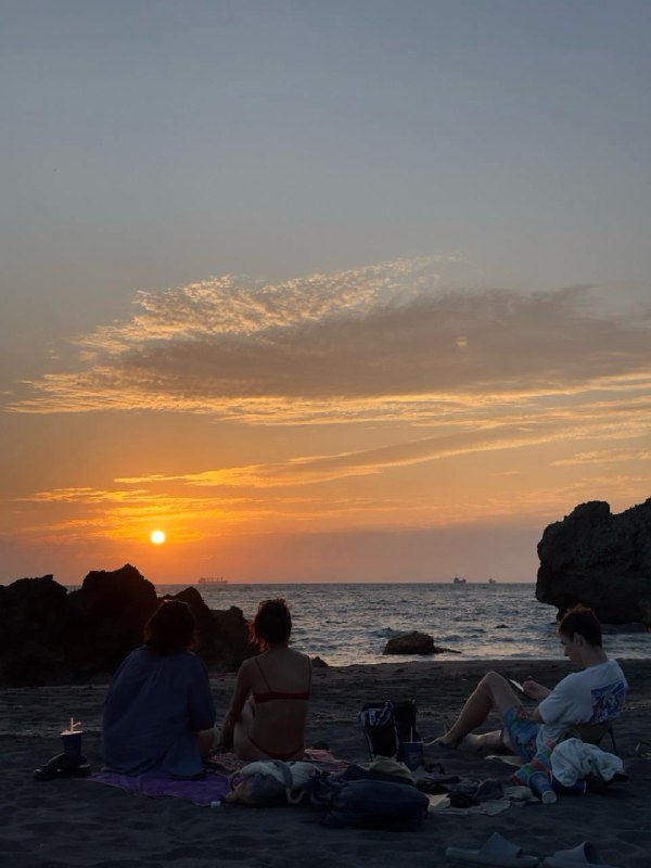 Нихау господа, Ильсур скиталец который уже давно не скиталец, снова на связи. Прошло 2 месяца обучения китайского языка, остался месяц обучения, пойду ли на второй семестр летом еще под большим вопросом, думаю о следующем варианте, за лето самостоятельно повторить весь материал первого семестра в более спокойном режиме и потом уже пойти на новый семестр и на новый уровень, так же  за это время перебраться ближе к универу, а то сейчас езжу каждый день на скутере по 35 минут в одну сторону.Но не будем о скучном, за этого время кроме сломанного мозга от нового языка, я так же приобрел некоторые новые знакомства, как среди других студентов, так и среди местных жителей. Что позволило мне очень сильно обогатить мои знания о местной жизни и о жизни в целом, узнал много местных заведений с едой и стал от этого реже готовить, потому что это действительно вкусно и дешево.У меня пропало всякое стеснение разговаривать на английском, потому что иначе вариантов просто не остается, делаю ошибки, повторяю префразировав, но говорю без толики смущения/стеснения/неуверенности, проще всего разговаривать с носителями, потому что им проще додумывать что я хочу сказать, когда пытаешься объяснить что-то сложное и у них понятное мне произношение, на слух я очень хорошо понимаю все уже давно. Но даже с местными у кого английский не родной часто легко разговаривать, потому что зачастую уровень одинаковый.Так же неделю назад попробовал дейтинг апп, чтобы чуть разнообразить круг общения, пока был один серьезный диалог и несколько встреч по нему, первый раз искупался в море на Тайване благодаря этому знакомству. Пока не загадываю, продолжаем общение.За эти месяцы читаю много стоиков, начал с современников, и углубился к первоисточникам вроде Марка Аврелия, письмам Люцилию и тд. Реально помогате фокусировать на настоящих задачах и ну утопать в мыслях о прошлом и будущем. Так же стал активно намернно больше двигаться, что вероятно тоже положительно повлияло на ментальное состояние, так что учимся активно жить дальше. Потому что какой-то глобальный смысл в жизни так найти и не удалось. Живу в настоящем, наслаждаюсь моментами и делаю от меня зависящее.Не знаю насколько будет интересно вам почитать про моих одноклассников, среди них есть киборг, пилот и инженер морских судов, интересная компания.Остановлюсь на этом, а то иначе меня не остановить, выдам вам книгу, вот поэтому нужно своевременно все рассказывать...P.S. так же купил новый шлем, не та бесплатная каска велосипелная, что шла с байком :)Нихау господа, Ильсур скиталец который уже давно не скиталец, снова на связи. Прошло 2 месяца обучения китайского языка, остался месяц обучения, пойду ли на второй семестр летом еще под большим вопросом, думаю о следующем варианте, за лето самостоятельно повторить весь материал первого семестра в более спокойном режиме и потом уже пойти на новый семестр и на новый уровень, так же  за это время перебраться ближе к универу, а то сейчас езжу каждый день на скутере по 35 минут в одну сторону.Но не будем о скучном, за этого время кроме сломанного мозга от нового языка, я так же приобрел некоторые новые знакомства, как среди других студентов, так и среди местных жителей. Что позволило мне очень сильно обогатить мои знания о местной жизни и о жизни в целом, узнал много местных заведений с едой и стал от этого реже готовить, потому что это действительно вкусно и дешево.У меня пропало всякое стеснение разговаривать на английском, потому что иначе вариантов просто не остается, делаю ошибки, повторяю префразировав, но говорю без толики смущения/стеснения/неуверенности, проще всего разговаривать с носителями, потому что им проще додумывать что я хочу сказать, когда пытаешься объяснить что-то сложное и у них понятное мне произношение, на слух я очень хорошо понимаю все уже давно. Но даже с местными у кого английский не родной часто легко разговаривать, потому что зачастую уровень одинаковый.Так же неделю назад попробовал дейтинг апп, чтобы чуть разнообразить круг общения, пока был один серьезный диалог и несколько встреч по нему, первый раз искупался в море на Тайване благодаря этому знакомству. Пока не загадываю, продолжаем общение.За эти месяцы читаю много стоиков, начал с современников, и углубился к первоисточникам вроде Марка Аврелия, письмам Люцилию и тд. Реально помогате фокусировать на настоящих задачах и ну утопать в мыслях о прошлом и будущем. Так же стал активно намернно больше двигаться, что вероятно тоже положительно повлияло на ментальное состояние, так что учимся активно жить дальше. Потому что какой-то глобальный смысл в жизни так найти и не удалось. Живу в настоящем, наслаждаюсь моментами и делаю от меня зависящее.Не знаю насколько будет интересно вам почитать про моих одноклассников, среди них есть киборг, пилот и инженер морских судов, интересная компания.Остановлюсь на этом, а то иначе меня не остановить, выдам вам книгу, вот поэтому нужно своевременно все рассказывать...P.S. так же купил новый шлем, не та бесплатная каска велосипелная, что шла с байком :)