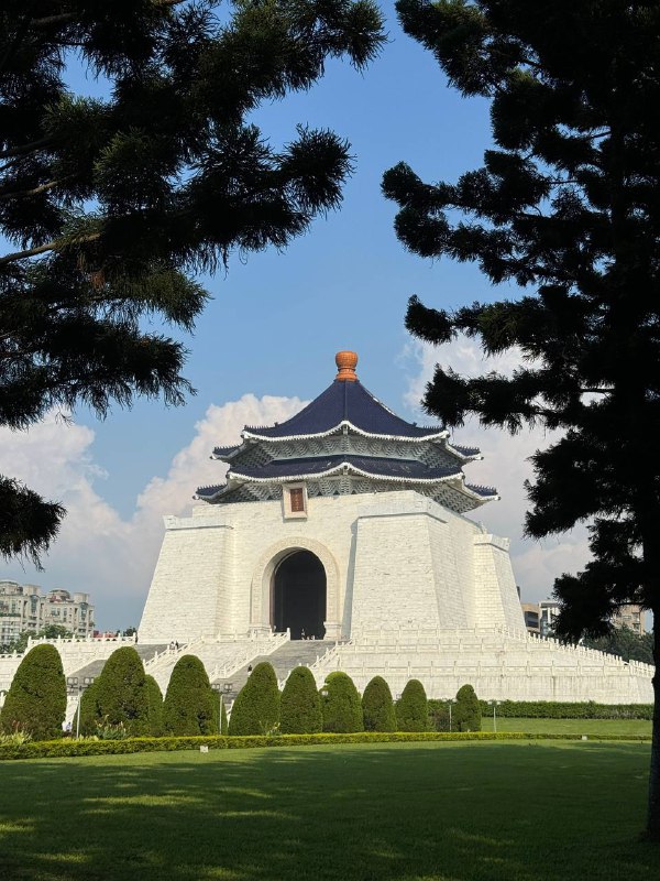 Добрый вечер! Сегодня был еще один насыщенный день.Местную симку не дали без контракта на жилье, предлагали только туристическую, ну ладно, сделаю позже, в банк даже ходить не стал без местного номера, тем более это несрочно.Посетил мемориал первого президента Тайваня Чан Кайши, и поднялся на башню Taipei 101. Подьем стоит 600 NTD (~20$), но мне, неожиданно, он обошелся в 420 NTD, как держателю карточки резидента. Приятно. Хоть и была неясная погода, но было приятно позалипать на закат. Тут очень рано темнеет, в 6:30 уже темно. Им по хорошему еще докинуть час к текущему времени.Я пока не нарадуюсь гулябельностью города и общественным транспортом, после США и Таиланда, это какое-то чудо, каждый день, не замечая, прохожу по 15к шагов. Пока до всех точек доезжал на метро. В планах еще затестить междугородние поезда.На сегодня пока все, нужно определиться с долгосрочным жильем, до завтра!Добрый вечер! Сегодня был еще один насыщенный день.Местную симку не дали без контракта на жилье, предлагали только туристическую, ну ладно, сделаю позже, в банк даже ходить не стал без местного номера, тем более это несрочно.Посетил мемориал первого президента Тайваня Чан Кайши, и поднялся на башню Taipei 101. Подьем стоит 600 NTD (~20$), но мне, неожиданно, он обошелся в 420 NTD, как держателю карточки резидента. Приятно. Хоть и была неясная погода, но было приятно позалипать на закат. Тут очень рано темнеет, в 6:30 уже темно. Им по хорошему еще докинуть час к текущему времени.Я пока не нарадуюсь гулябельностью города и общественным транспортом, после США и Таиланда, это какое-то чудо, каждый день, не замечая, прохожу по 15к шагов. Пока до всех точек доезжал на метро. В планах еще затестить междугородние поезда.На сегодня пока все, нужно определиться с долгосрочным жильем, до завтра!