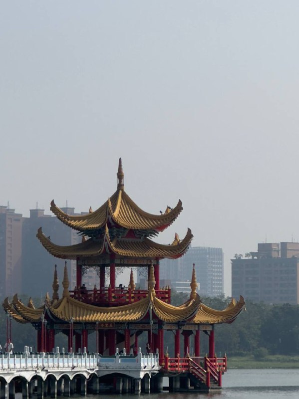 Всем привет, издаю признаки жизни! Сходил сегодня с утра в ближайшую достопримечательность, начал путь пешком, пройдя 20 минут, понял что уже жарко и сел на велосипед, это еще 30 минут, на нем хотя бы ветерок обдувает.Из дома я вышел в 9:30, к тому времени солнце уже поднимается, и утренние 20 градусов превращаются в 30 в пике дня. Осознал что в жизни, почти всегда, я посещал достопримечательности, либо катал на природу только компанией, сейчас учусь прививать себе регулярные поездки по новым интересными местам в одиночку, приходится буквально садиться, гуглить что можно посетить, планировать когда и заставлять себя туда ехать, очень непривычно после вылазок за компанию, к тому же и инициатором я почти никогда не был. Поправил режим сна, питание и ввел ежедневные утренние прогулки и ожил, спустя месяц затворничества и абсолютной разбитости.Пока как то так, по поводу поездок, начал с ближайшего и простейшего, но планирую еще много куда, так что буду на связи, всем хорошего дня!Всем привет, издаю признаки жизни! Сходил сегодня с утра в ближайшую достопримечательность, начал путь пешком, пройдя 20 минут, понял что уже жарко и сел на велосипед, это еще 30 минут, на нем хотя бы ветерок обдувает.Из дома я вышел в 9:30, к тому времени солнце уже поднимается, и утренние 20 градусов превращаются в 30 в пике дня. Осознал что в жизни, почти всегда, я посещал достопримечательности, либо катал на природу только компанией, сейчас учусь прививать себе регулярные поездки по новым интересными местам в одиночку, приходится буквально садиться, гуглить что можно посетить, планировать когда и заставлять себя туда ехать, очень непривычно после вылазок за компанию, к тому же и инициатором я почти никогда не был. Поправил режим сна, питание и ввел ежедневные утренние прогулки и ожил, спустя месяц затворничества и абсолютной разбитости.Пока как то так, по поводу поездок, начал с ближайшего и простейшего, но планирую еще много куда, так что буду на связи, всем хорошего дня!