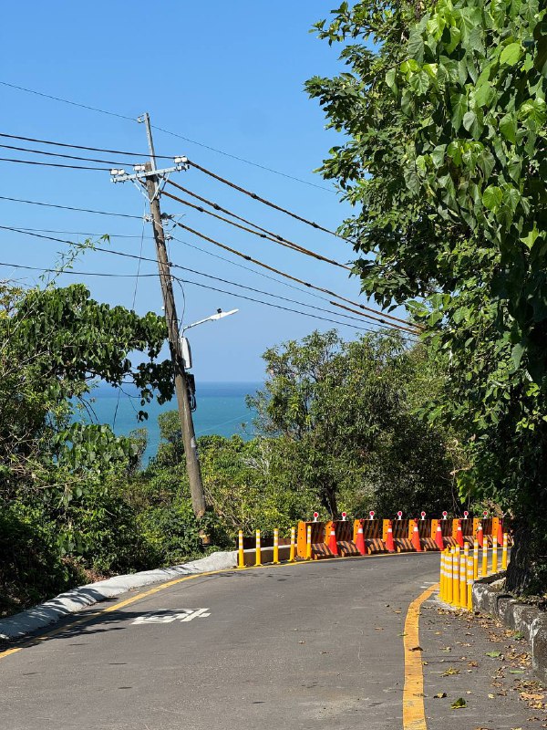 Я решил отбросить размышления о бытие и съездить к океану. Хоть я и придумал что буду глобально делать дальше, но об этом не сегодня.В итоге путь занял около двух часов, большую часть которого я ожидал транспорт. Чтобы добраться я воспользовался метро, затем автобусом, пересел во второй и 20 минут шел до конечной точки.Вывод такой, что нужен свой транспорт, об этом тоже не сегодня.По итогу добрался до океана, смотрел за его гладью, стоя рядом с местными, в итоге со мной заговорил один из них, начав со слов «видишь флаги?», указав на них пальцем, я кивнул, затем он рассказал что это тренируются морские пехотинцы местные, плавают брасом.Хоть и на улице 26 градусов, но на солнце начинает подпекать, поэтому я ушел в лес, и изучил его. Думал посидеть там и написать этот пост, но комары и муравьи не позволили этого сделать, поэтому я был вынужден вернуться к остановке, до следующего обратного автобуса еще минут 40, но остановка хорошо организована, так что тень, вид океана и стул, все что нужно для комфортного ожидания)Еще из интересного, пока ехал на автобусе уже вдоль побережья, я увидел кампусы пары университетов, очень классное местоположение, представьте занятия с видом на океан. Я уже знал об одном из них, так как у них есть курсы китайского и ближайший поток на начало марта, это так, намек. Узнал о нем пару дней назад, из fb группы экспатов, советовали как хорошее место для изучения языка с нуля.Пока так, всем хорошего дня)Я решил отбросить размышления о бытие и съездить к океану. Хоть я и придумал что буду глобально делать дальше, но об этом не сегодня.В итоге путь занял около двух часов, большую часть которого я ожидал транспорт. Чтобы добраться я воспользовался метро, затем автобусом, пересел во второй и 20 минут шел до конечной точки.Вывод такой, что нужен свой транспорт, об этом тоже не сегодня.По итогу добрался до океана, смотрел за его гладью, стоя рядом с местными, в итоге со мной заговорил один из них, начав со слов «видишь флаги?», указав на них пальцем, я кивнул, затем он рассказал что это тренируются морские пехотинцы местные, плавают брасом.Хоть и на улице 26 градусов, но на солнце начинает подпекать, поэтому я ушел в лес, и изучил его. Думал посидеть там и написать этот пост, но комары и муравьи не позволили этого сделать, поэтому я был вынужден вернуться к остановке, до следующего обратного автобуса еще минут 40, но остановка хорошо организована, так что тень, вид океана и стул, все что нужно для комфортного ожидания)Еще из интересного, пока ехал на автобусе уже вдоль побережья, я увидел кампусы пары университетов, очень классное местоположение, представьте занятия с видом на океан. Я уже знал об одном из них, так как у них есть курсы китайского и ближайший поток на начало марта, это так, намек. Узнал о нем пару дней назад, из fb группы экспатов, советовали как хорошее место для изучения языка с нуля.Пока так, всем хорошего дня)