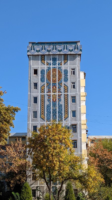 Всех с добрым утром, небольшой пост-анонс и краткие новости.Сегодня будут горы, уже в пути.Что после Грузии мне кажется неудобным в узбекистане:1) Обязательная регистрация, благо для россиян в течении 15 дней.2) Регистрация IMEI, иначе мобильный телефон перестанет работать в местных сетях через месяц.3) Судя по отзывам других людей местные банки очень отсталые по функционалу, а так же имеют дикие комиссии, даже за покупку по карте в районе процента.4) Весь неавторизованный UDP трафик блокируется ну уровне государственного роутера и как следствие многие ВПН протоколы не работают, например я не могу подключиться к своему домашнему серверу. Буду пробовать настраивать Впн через tcp.Что приятного:1) Да в целом все очень спокойно, нет такого ажиотажа как в тех туристических местах где был до этого.2) Очень хорошее отношение местных, все говорят на русском языке, ощущаешь себя как в старой России. В кинотеатре все мировые премьеры на русском языке.3) Курс местный валюты. Раньше я слышал что в Узбекистане процветает черный рынок валюты, так как официальный был фиксированным и ты менял на рынке 100 долларов на пакет местной налички, но оказалось что в 16 году они провели ряд валютных реформ и в итоге курс в банках самый выгодный, в отличии от уличных менял. Есть автоматы для обмена валюты.4) Никаких разговоров на улице про политику и новости.Всех с добрым утром, небольшой пост-анонс и краткие новости.Сегодня будут горы, уже в пути.Что после Грузии мне кажется неудобным в узбекистане:1) Обязательная регистрация, благо для россиян в течении 15 дней.2) Регистрация IMEI, иначе мобильный телефон перестанет работать в местных сетях через месяц.3) Судя по отзывам других людей местные банки очень отсталые по функционалу, а так же имеют дикие комиссии, даже за покупку по карте в районе процента.4) Весь неавторизованный UDP трафик блокируется ну уровне государственного роутера и как следствие многие ВПН протоколы не работают, например я не могу подключиться к своему домашнему серверу. Буду пробовать настраивать Впн через tcp.Что приятного:1) Да в целом все очень спокойно, нет такого ажиотажа как в тех туристических местах где был до этого.2) Очень хорошее отношение местных, все говорят на русском языке, ощущаешь себя как в старой России. В кинотеатре все мировые премьеры на русском языке.3) Курс местный валюты. Раньше я слышал что в Узбекистане процветает черный рынок валюты, так как официальный был фиксированным и ты менял на рынке 100 долларов на пакет местной налички, но оказалось что в 16 году они провели ряд валютных реформ и в итоге курс в банках самый выгодный, в отличии от уличных менял. Есть автоматы для обмена валюты.4) Никаких разговоров на улице про политику и новости.