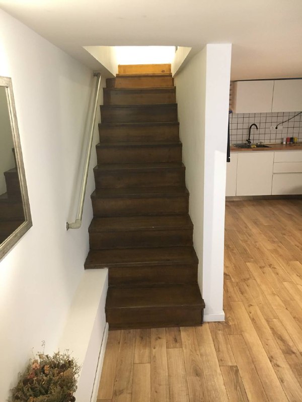 Хата из аирбнб, за 38 $ в сутки, снята только на неделю, ради расположения, но помещение раньше было явно нежилое, рядом обычный подъезд, а в неё отдельная дверь. На фото на аирбнб была лучше, а вид во двор тут максимально грустный, на внутреннюю асфальтную парковку многоэтажки.Хата из аирбнб, за 38 $ в сутки, снята только на неделю, ради расположения, но помещение раньше было явно нежилое, рядом обычный подъезд, а в неё отдельная дверь. На фото на аирбнб была лучше, а вид во двор тут максимально грустный, на внутреннюю асфальтную парковку многоэтажки.