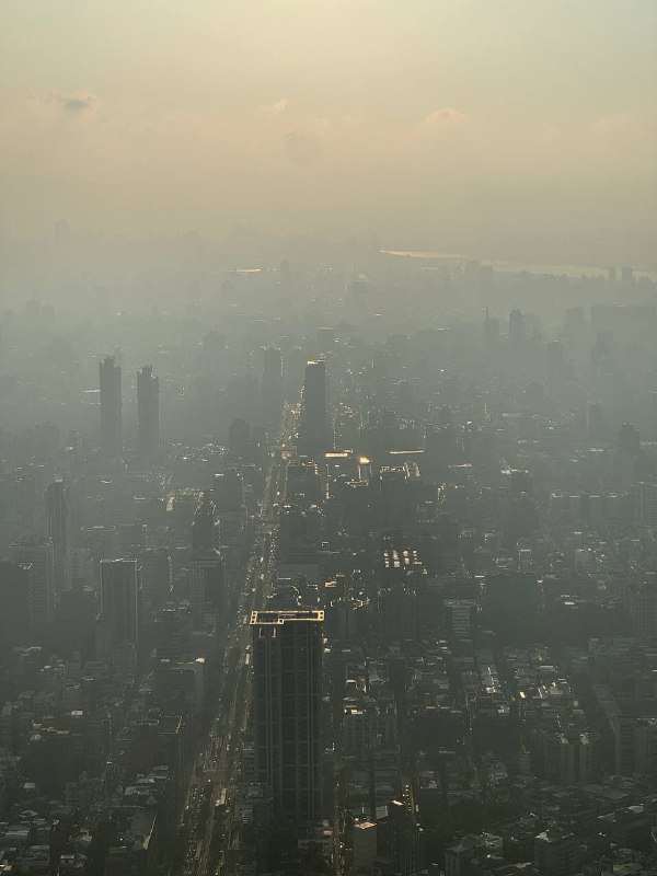 Добрый вечер! Сегодня был еще один насыщенный день.Местную симку не дали без контракта на жилье, предлагали только туристическую, ну ладно, сделаю позже, в банк даже ходить не стал без местного номера, тем более это несрочно.Посетил мемориал первого президента Тайваня Чан Кайши, и поднялся на башню Taipei 101. Подьем стоит 600 NTD (~20$), но мне, неожиданно, он обошелся в 420 NTD, как держателю карточки резидента. Приятно. Хоть и была неясная погода, но было приятно позалипать на закат. Тут очень рано темнеет, в 6:30 уже темно. Им по хорошему еще докинуть час к текущему времени.Я пока не нарадуюсь гулябельностью города и общественным транспортом, после США и Таиланда, это какое-то чудо, каждый день, не замечая, прохожу по 15к шагов. Пока до всех точек доезжал на метро. В планах еще затестить междугородние поезда.На сегодня пока все, нужно определиться с долгосрочным жильем, до завтра!Добрый вечер! Сегодня был еще один насыщенный день.Местную симку не дали без контракта на жилье, предлагали только туристическую, ну ладно, сделаю позже, в банк даже ходить не стал без местного номера, тем более это несрочно.Посетил мемориал первого президента Тайваня Чан Кайши, и поднялся на башню Taipei 101. Подьем стоит 600 NTD (~20$), но мне, неожиданно, он обошелся в 420 NTD, как держателю карточки резидента. Приятно. Хоть и была неясная погода, но было приятно позалипать на закат. Тут очень рано темнеет, в 6:30 уже темно. Им по хорошему еще докинуть час к текущему времени.Я пока не нарадуюсь гулябельностью города и общественным транспортом, после США и Таиланда, это какое-то чудо, каждый день, не замечая, прохожу по 15к шагов. Пока до всех точек доезжал на метро. В планах еще затестить междугородние поезда.На сегодня пока все, нужно определиться с долгосрочным жильем, до завтра!