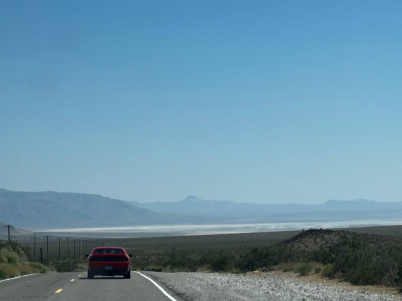 А на третий день мы направились в сторону дома посетив Долину смерти, дорога была долгой но интересной, получил от дорожного путешествия именно то что и хотел: очень красивые виды и уверенность от вождения, можно идти сдавать теорию)Суммарно наш маршрут занял примерно 1600км за 2 дня, я был все время за рулём, очень легко перенес, так как хорошие дороги, адекватное вождения и машина была современная и удобная. Ещё из интересного, что природа так сильно менялась в рамках одного штата, от лугов до пустынь и гор со снегом, великолепно.Эта поездка стала доказательством необходимости машины и возможно после окончания срока аренды в этом месте я возьму тачку и поеду в Трип по стране, останавливаясь в разных местах на разное время без долгосрочной аренды.Все заявления про то что в стране очень развитая инфраструктура для внутреннего туризма абсолютная правда.Всем хорошего дня)А на третий день мы направились в сторону дома посетив Долину смерти, дорога была долгой но интересной, получил от дорожного путешествия именно то что и хотел: очень красивые виды и уверенность от вождения, можно идти сдавать теорию)Суммарно наш маршрут занял примерно 1600км за 2 дня, я был все время за рулём, очень легко перенес, так как хорошие дороги, адекватное вождения и машина была современная и удобная. Ещё из интересного, что природа так сильно менялась в рамках одного штата, от лугов до пустынь и гор со снегом, великолепно.Эта поездка стала доказательством необходимости машины и возможно после окончания срока аренды в этом месте я возьму тачку и поеду в Трип по стране, останавливаясь в разных местах на разное время без долгосрочной аренды.Все заявления про то что в стране очень развитая инфраструктура для внутреннего туризма абсолютная правда.Всем хорошего дня)