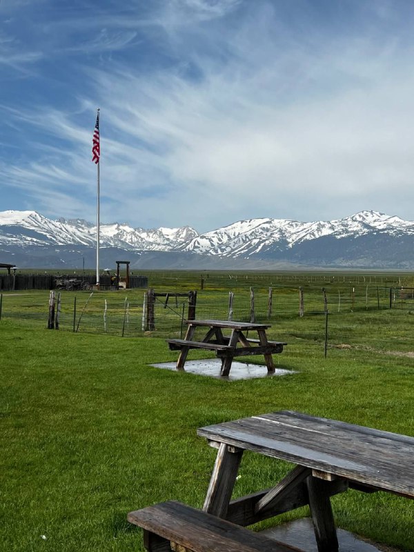 А на третий день мы направились в сторону дома посетив Долину смерти, дорога была долгой но интересной, получил от дорожного путешествия именно то что и хотел: очень красивые виды и уверенность от вождения, можно идти сдавать теорию)Суммарно наш маршрут занял примерно 1600км за 2 дня, я был все время за рулём, очень легко перенес, так как хорошие дороги, адекватное вождения и машина была современная и удобная. Ещё из интересного, что природа так сильно менялась в рамках одного штата, от лугов до пустынь и гор со снегом, великолепно.Эта поездка стала доказательством необходимости машины и возможно после окончания срока аренды в этом месте я возьму тачку и поеду в Трип по стране, останавливаясь в разных местах на разное время без долгосрочной аренды.Все заявления про то что в стране очень развитая инфраструктура для внутреннего туризма абсолютная правда.Всем хорошего дня)А на третий день мы направились в сторону дома посетив Долину смерти, дорога была долгой но интересной, получил от дорожного путешествия именно то что и хотел: очень красивые виды и уверенность от вождения, можно идти сдавать теорию)Суммарно наш маршрут занял примерно 1600км за 2 дня, я был все время за рулём, очень легко перенес, так как хорошие дороги, адекватное вождения и машина была современная и удобная. Ещё из интересного, что природа так сильно менялась в рамках одного штата, от лугов до пустынь и гор со снегом, великолепно.Эта поездка стала доказательством необходимости машины и возможно после окончания срока аренды в этом месте я возьму тачку и поеду в Трип по стране, останавливаясь в разных местах на разное время без долгосрочной аренды.Все заявления про то что в стране очень развитая инфраструктура для внутреннего туризма абсолютная правда.Всем хорошего дня)