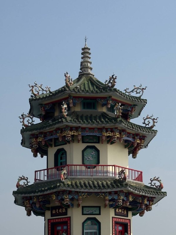 Всем привет, издаю признаки жизни! Сходил сегодня с утра в ближайшую достопримечательность, начал путь пешком, пройдя 20 минут, понял что уже жарко и сел на велосипед, это еще 30 минут, на нем хотя бы ветерок обдувает.Из дома я вышел в 9:30, к тому времени солнце уже поднимается, и утренние 20 градусов превращаются в 30 в пике дня. Осознал что в жизни, почти всегда, я посещал достопримечательности, либо катал на природу только компанией, сейчас учусь прививать себе регулярные поездки по новым интересными местам в одиночку, приходится буквально садиться, гуглить что можно посетить, планировать когда и заставлять себя туда ехать, очень непривычно после вылазок за компанию, к тому же и инициатором я почти никогда не был. Поправил режим сна, питание и ввел ежедневные утренние прогулки и ожил, спустя месяц затворничества и абсолютной разбитости.Пока как то так, по поводу поездок, начал с ближайшего и простейшего, но планирую еще много куда, так что буду на связи, всем хорошего дня!Всем привет, издаю признаки жизни! Сходил сегодня с утра в ближайшую достопримечательность, начал путь пешком, пройдя 20 минут, понял что уже жарко и сел на велосипед, это еще 30 минут, на нем хотя бы ветерок обдувает.Из дома я вышел в 9:30, к тому времени солнце уже поднимается, и утренние 20 градусов превращаются в 30 в пике дня. Осознал что в жизни, почти всегда, я посещал достопримечательности, либо катал на природу только компанией, сейчас учусь прививать себе регулярные поездки по новым интересными местам в одиночку, приходится буквально садиться, гуглить что можно посетить, планировать когда и заставлять себя туда ехать, очень непривычно после вылазок за компанию, к тому же и инициатором я почти никогда не был. Поправил режим сна, питание и ввел ежедневные утренние прогулки и ожил, спустя месяц затворничества и абсолютной разбитости.Пока как то так, по поводу поездок, начал с ближайшего и простейшего, но планирую еще много куда, так что буду на связи, всем хорошего дня!