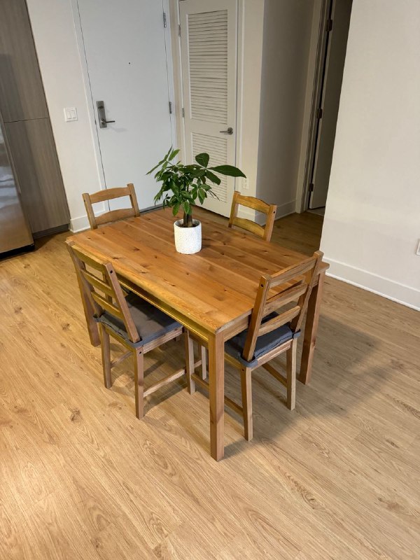 Всем доброго дня, будучи на Гаваях у меня что-то совсем не было настроения, поэтому мало выходил на связь, еще и проклятый дождь лил большее количество дней, а новости следующие!Я вернулся в ЛА, активно готовлюсь к отъезду из США, все же проведу год в дешевой стране и попробую в свои проекты, будет непросто, придется научиться жить подругому, когда привык к работе в найме, где все более предсказуемо и надежно, немного страшно, но все же давно хотел этого, так что это шанс понять себя, свои возможности и желания.Билет куплен на 18 января, ЛА - Сеул - Бангкок, самый коротки и дешевый маршрут (22ч).Сейчас в процессе активной продажи всего нажитого тут, оказался очень интересный опыт, разводилы, люди просто спросить и те кто сливаются, но в целом потихоньку вещи уходят, ковер ушел первым, это было для меня сюрпризом. Я обязан все распродать или раздать, иначе с меня возьмут деньги что я не вернул квартиру в исходном состоянии, то есть пустую. Я пока бесплатно ничего не отдавал, но если будут поджиать сроки, буду понижать цену, либо вовсе бесплатно отдавать. А так я пользуюсь Facebook Marketplace площадкой, в целом удобно.Я вроде не скидывал румтур когда обставил  квартиру, поэтому прикреплю сюда фотки которые готовил для объявлений о продаже. Монитор только не застали, отнес уже в офис, ибо был казенный.Я устал кататься, поэтому в Нью Йорк скорее всего не поеду уже, буду наблюдать за желанием, оставшиеся дни.Всем доброго дня, будучи на Гаваях у меня что-то совсем не было настроения, поэтому мало выходил на связь, еще и проклятый дождь лил большее количество дней, а новости следующие!Я вернулся в ЛА, активно готовлюсь к отъезду из США, все же проведу год в дешевой стране и попробую в свои проекты, будет непросто, придется научиться жить подругому, когда привык к работе в найме, где все более предсказуемо и надежно, немного страшно, но все же давно хотел этого, так что это шанс понять себя, свои возможности и желания.Билет куплен на 18 января, ЛА - Сеул - Бангкок, самый коротки и дешевый маршрут (22ч).Сейчас в процессе активной продажи всего нажитого тут, оказался очень интересный опыт, разводилы, люди просто спросить и те кто сливаются, но в целом потихоньку вещи уходят, ковер ушел первым, это было для меня сюрпризом. Я обязан все распродать или раздать, иначе с меня возьмут деньги что я не вернул квартиру в исходном состоянии, то есть пустую. Я пока бесплатно ничего не отдавал, но если будут поджиать сроки, буду понижать цену, либо вовсе бесплатно отдавать. А так я пользуюсь Facebook Marketplace площадкой, в целом удобно.Я вроде не скидывал румтур когда обставил  квартиру, поэтому прикреплю сюда фотки которые готовил для объявлений о продаже. Монитор только не застали, отнес уже в офис, ибо был казенный.Я устал кататься, поэтому в Нью Йорк скорее всего не поеду уже, буду наблюдать за желанием, оставшиеся дни.