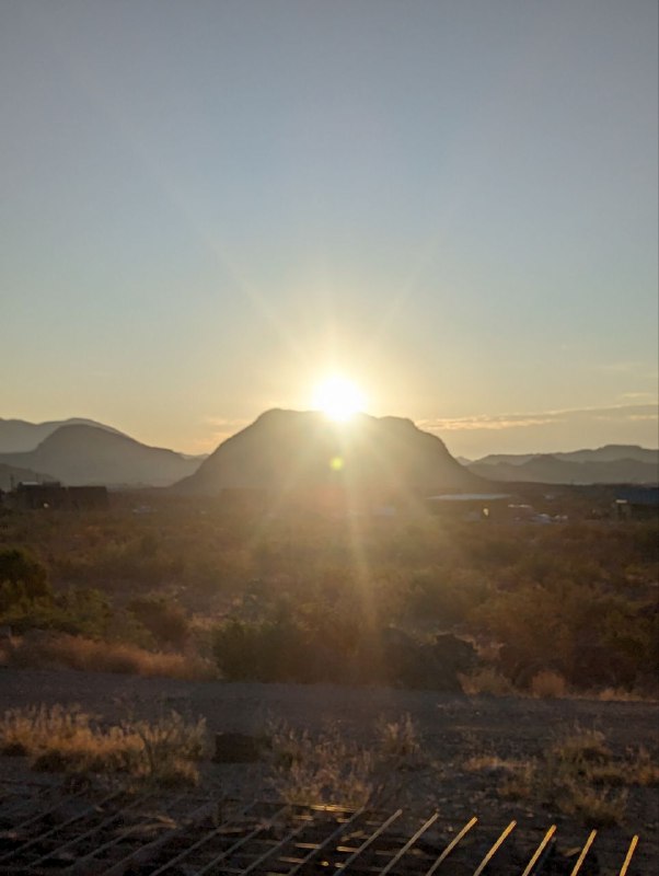 В общем завершился наш Трип в нац парке Big bend, уже катим обратно.Понял что в последнем кружочке ничего не слышно, ибо на горе был сильный ветер, поэтому опишу что происходило текстом. Но эмоции в тот момент хотелось передать сразу и к тому же на пике словил интернет, хотя в округе его не было)В общем поднялись на пик высотой 2.5км, длина маршрута 8км в одну сторону, нам очень повезло что в процессе подъёма пошел дождь и знатно так освежил нас и дальнейшим путь прошел в состоянии свежести и приятной прохлады, напомню на минуточку что мы в пустыне.Так же немного фоточек и склеенные видео, для удобства просмотра, в целом все было круто, Трип удался, я считаю)В общем завершился наш Трип в нац парке Big bend, уже катим обратно.Понял что в последнем кружочке ничего не слышно, ибо на горе был сильный ветер, поэтому опишу что происходило текстом. Но эмоции в тот момент хотелось передать сразу и к тому же на пике словил интернет, хотя в округе его не было)В общем поднялись на пик высотой 2.5км, длина маршрута 8км в одну сторону, нам очень повезло что в процессе подъёма пошел дождь и знатно так освежил нас и дальнейшим путь прошел в состоянии свежести и приятной прохлады, напомню на минуточку что мы в пустыне.Так же немного фоточек и склеенные видео, для удобства просмотра, в целом все было круто, Трип удался, я считаю)