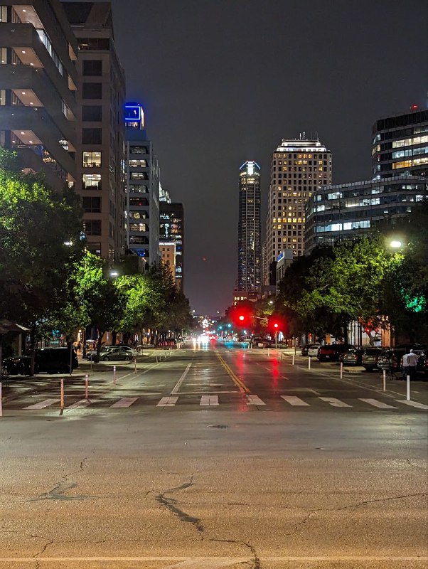 Вчера под вечер съездили в сам Остин, потому что ребята живут за городом, примерно 25 минут на машине, условно как с Инеша до центра Казани.Фенси улочки, кафе, рестораны и бездомные, обязательный атрибут любого американского города, даже в таком республиканском штате как Техас, хоть и не в таком количестве как в ЛА.Погода не одарила красивыми видами заката, ибо было облачно. Но посмотрели как вылетают стаи летучих мышей из под центрального моста, это настоящее событие, собирается много людей. Но было видно плохо, так как было темно уже.Так же поглядели на местный Капитолий.Я до сих пор не знаю где бы я хотел жить, в шумном городе или в спокойном пригороде.Вчера под вечер съездили в сам Остин, потому что ребята живут за городом, примерно 25 минут на машине, условно как с Инеша до центра Казани.Фенси улочки, кафе, рестораны и бездомные, обязательный атрибут любого американского города, даже в таком республиканском штате как Техас, хоть и не в таком количестве как в ЛА.Погода не одарила красивыми видами заката, ибо было облачно. Но посмотрели как вылетают стаи летучих мышей из под центрального моста, это настоящее событие, собирается много людей. Но было видно плохо, так как было темно уже.Так же поглядели на местный Капитолий.Я до сих пор не знаю где бы я хотел жить, в шумном городе или в спокойном пригороде.