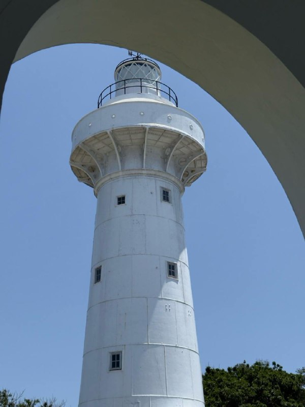 Нихау господа, Ильсур скиталец который уже давно не скиталец, снова на связи. Прошло 2 месяца обучения китайского языка, остался месяц обучения, пойду ли на второй семестр летом еще под большим вопросом, думаю о следующем варианте, за лето самостоятельно повторить весь материал первого семестра в более спокойном режиме и потом уже пойти на новый семестр и на новый уровень, так же  за это время перебраться ближе к универу, а то сейчас езжу каждый день на скутере по 35 минут в одну сторону.Но не будем о скучном, за этого время кроме сломанного мозга от нового языка, я так же приобрел некоторые новые знакомства, как среди других студентов, так и среди местных жителей. Что позволило мне очень сильно обогатить мои знания о местной жизни и о жизни в целом, узнал много местных заведений с едой и стал от этого реже готовить, потому что это действительно вкусно и дешево.У меня пропало всякое стеснение разговаривать на английском, потому что иначе вариантов просто не остается, делаю ошибки, повторяю префразировав, но говорю без толики смущения/стеснения/неуверенности, проще всего разговаривать с носителями, потому что им проще додумывать что я хочу сказать, когда пытаешься объяснить что-то сложное и у них понятное мне произношение, на слух я очень хорошо понимаю все уже давно. Но даже с местными у кого английский не родной часто легко разговаривать, потому что зачастую уровень одинаковый.Так же неделю назад попробовал дейтинг апп, чтобы чуть разнообразить круг общения, пока был один серьезный диалог и несколько встреч по нему, первый раз искупался в море на Тайване благодаря этому знакомству. Пока не загадываю, продолжаем общение.За эти месяцы читаю много стоиков, начал с современников, и углубился к первоисточникам вроде Марка Аврелия, письмам Люцилию и тд. Реально помогате фокусировать на настоящих задачах и ну утопать в мыслях о прошлом и будущем. Так же стал активно намернно больше двигаться, что вероятно тоже положительно повлияло на ментальное состояние, так что учимся активно жить дальше. Потому что какой-то глобальный смысл в жизни так найти и не удалось. Живу в настоящем, наслаждаюсь моментами и делаю от меня зависящее.Не знаю насколько будет интересно вам почитать про моих одноклассников, среди них есть киборг, пилот и инженер морских судов, интересная компания.Остановлюсь на этом, а то иначе меня не остановить, выдам вам книгу, вот поэтому нужно своевременно все рассказывать...P.S. так же купил новый шлем, не та бесплатная каска велосипелная, что шла с байком :)Нихау господа, Ильсур скиталец который уже давно не скиталец, снова на связи. Прошло 2 месяца обучения китайского языка, остался месяц обучения, пойду ли на второй семестр летом еще под большим вопросом, думаю о следующем варианте, за лето самостоятельно повторить весь материал первого семестра в более спокойном режиме и потом уже пойти на новый семестр и на новый уровень, так же  за это время перебраться ближе к универу, а то сейчас езжу каждый день на скутере по 35 минут в одну сторону.Но не будем о скучном, за этого время кроме сломанного мозга от нового языка, я так же приобрел некоторые новые знакомства, как среди других студентов, так и среди местных жителей. Что позволило мне очень сильно обогатить мои знания о местной жизни и о жизни в целом, узнал много местных заведений с едой и стал от этого реже готовить, потому что это действительно вкусно и дешево.У меня пропало всякое стеснение разговаривать на английском, потому что иначе вариантов просто не остается, делаю ошибки, повторяю префразировав, но говорю без толики смущения/стеснения/неуверенности, проще всего разговаривать с носителями, потому что им проще додумывать что я хочу сказать, когда пытаешься объяснить что-то сложное и у них понятное мне произношение, на слух я очень хорошо понимаю все уже давно. Но даже с местными у кого английский не родной часто легко разговаривать, потому что зачастую уровень одинаковый.Так же неделю назад попробовал дейтинг апп, чтобы чуть разнообразить круг общения, пока был один серьезный диалог и несколько встреч по нему, первый раз искупался в море на Тайване благодаря этому знакомству. Пока не загадываю, продолжаем общение.За эти месяцы читаю много стоиков, начал с современников, и углубился к первоисточникам вроде Марка Аврелия, письмам Люцилию и тд. Реально помогате фокусировать на настоящих задачах и ну утопать в мыслях о прошлом и будущем. Так же стал активно намернно больше двигаться, что вероятно тоже положительно повлияло на ментальное состояние, так что учимся активно жить дальше. Потому что какой-то глобальный смысл в жизни так найти и не удалось. Живу в настоящем, наслаждаюсь моментами и делаю от меня зависящее.Не знаю насколько будет интересно вам почитать про моих одноклассников, среди них есть киборг, пилот и инженер морских судов, интересная компания.Остановлюсь на этом, а то иначе меня не остановить, выдам вам книгу, вот поэтому нужно своевременно все рассказывать...P.S. так же купил новый шлем, не та бесплатная каска велосипелная, что шла с байком :)