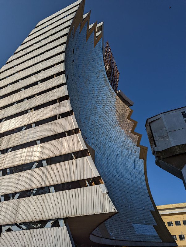 Институт солнца который был построен ещё в советские времена, в нем находится огромный концентратор света, который используется в составе  солнечной печи, которая нагревается до 2000 тысяч градусов по Цельсию только благодаря энергии солнца.Тут до сих пор исследуют и делают разные открытия. В целом было интересно.Институт солнца который был построен ещё в советские времена, в нем находится огромный концентратор света, который используется в составе  солнечной печи, которая нагревается до 2000 тысяч градусов по Цельсию только благодаря энергии солнца.Тут до сих пор исследуют и делают разные открытия. В целом было интересно.