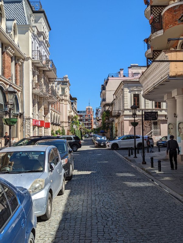 Всем привет, сегодня приятный нежаркий выходной в Батуми. Ходил по делам, погулял, немного пофоткал. В тени очень комфортно. Сильная жара спала после нескольких дней дождя.Нашел уютный ресторанчик, выглядит красиво, отзывы хорошие.Deliria