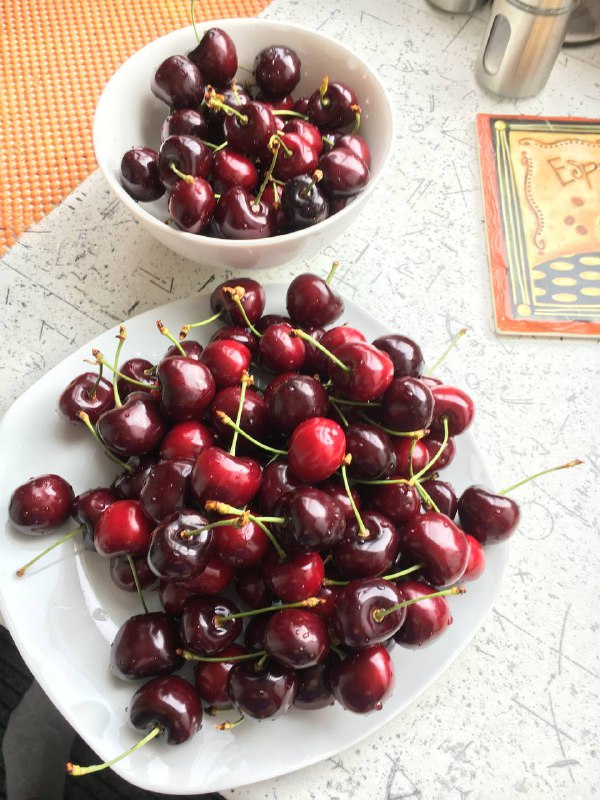 Встретился сегодня с новым коллегой по работе, Бекенд разработчик, приятный и интересный чувак, работал в Intel и JetBrains.По дороге домой взял килограмм черешни в маленькой лавке возле дома, 9.5 лари(180 рублей, 3.2$), подозреваю что это дорого. Но крупная и вкусная.