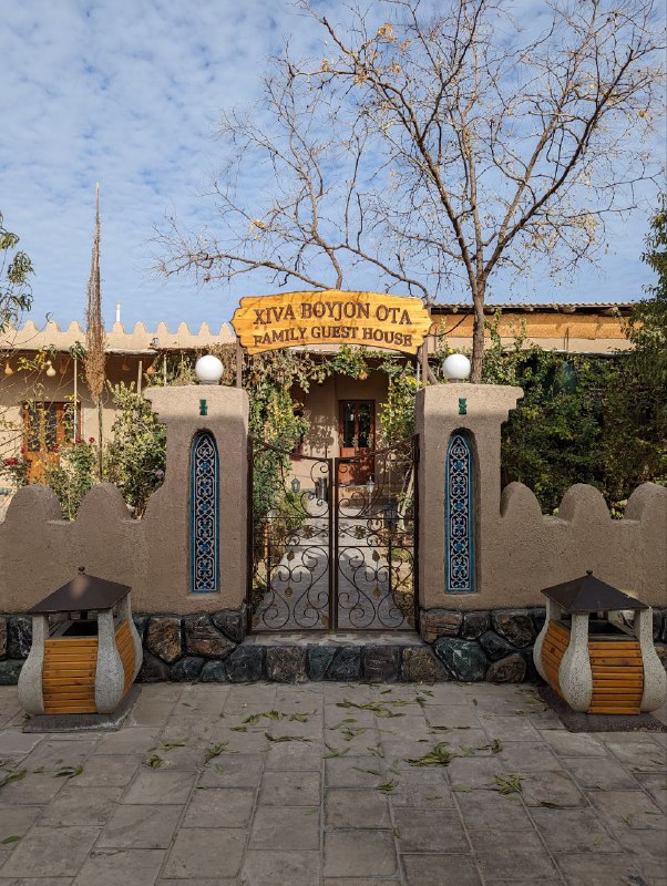 Мой Трип завершился и я в Ташкенте.Итог такой, все исторические места узбекистана в Самарканде, Бухаре и Хиве более менее одинаковые, поэтому скучно было их фотографировать, но есть небольшая подборка из Хивы. Можно посмотреть один раз,  мое мнение такое. Многие здания и стены построены просто из грязи, видно на фотках, ввиду отсутствия осадков почти круглый год, такой проход работает.Но по мере отъезда от столицы и направляясь в Ургенч, замечаешь как народ живёт все более более бедно. Но я познал там поистине широту человеческой души и гостеприимство местных, столько было застолий, за три дня сменили домов 6, и в каждом откармливали, как в последний путь, при том что живут ну очень бедно, в части домов даже туалет на улице.Мой Трип завершился и я в Ташкенте.Итог такой, все исторические места узбекистана в Самарканде, Бухаре и Хиве более менее одинаковые, поэтому скучно было их фотографировать, но есть небольшая подборка из Хивы. Можно посмотреть один раз,  мое мнение такое. Многие здания и стены построены просто из грязи, видно на фотках, ввиду отсутствия осадков почти круглый год, такой проход работает.Но по мере отъезда от столицы и направляясь в Ургенч, замечаешь как народ живёт все более более бедно. Но я познал там поистине широту человеческой души и гостеприимство местных, столько было застолий, за три дня сменили домов 6, и в каждом откармливали, как в последний путь, при том что живут ну очень бедно, в части домов даже туалет на улице.