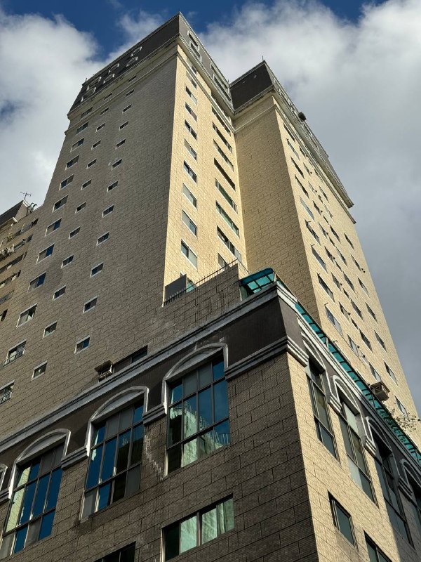 Всем привет, все еще мало фоток, но завтра будет больше, скоро узнаете почему.А так что-то меня отключило и спал до 2х дня, так как выходной, решил просто гулять, потом в тайваньском тг чатике кто-то позвал собраться и вот к 17 нас было уже четверо. Помимо меня это: 21 летняя девушка которая замужем за Тайванцем, 25 летний парень живущий тут уже много лет, владеющий разговорным китайским, и молодой 21 летний парниша из Москвы приехавший на стипендию для изучения языка.Гуляли, общались, ели. Как вы уже поняли двое уже старожилы, из которых один парниша только приехал, интересно было узнать что ему дали местную стипендию для изучения языка на год, даже не обучение в универе, просто изучение языка. Так что такие варианты тут тоже есть.На завтра из дел получить местный ID, а так же собираемся почти той же группой на закатный хайкинг, поглядеть на город и заварить пуерчика на горе, пока не местного, чувак с Москвы все свое))Купил местную универсальную карту/проездной EasyCard, которую принимают почти везде,  помимо транспорта так же в некоторых магазинах.Пока все что могу рассказать. А так общаюсь, собираю мнения чтобы понять где мне задерживаться надолго, в столице, либо ехать в другой город.Всем привет, все еще мало фоток, но завтра будет больше, скоро узнаете почему.А так что-то меня отключило и спал до 2х дня, так как выходной, решил просто гулять, потом в тайваньском тг чатике кто-то позвал собраться и вот к 17 нас было уже четверо. Помимо меня это: 21 летняя девушка которая замужем за Тайванцем, 25 летний парень живущий тут уже много лет, владеющий разговорным китайским, и молодой 21 летний парниша из Москвы приехавший на стипендию для изучения языка.Гуляли, общались, ели. Как вы уже поняли двое уже старожилы, из которых один парниша только приехал, интересно было узнать что ему дали местную стипендию для изучения языка на год, даже не обучение в универе, просто изучение языка. Так что такие варианты тут тоже есть.На завтра из дел получить местный ID, а так же собираемся почти той же группой на закатный хайкинг, поглядеть на город и заварить пуерчика на горе, пока не местного, чувак с Москвы все свое))Купил местную универсальную карту/проездной EasyCard, которую принимают почти везде,  помимо транспорта так же в некоторых магазинах.Пока все что могу рассказать. А так общаюсь, собираю мнения чтобы понять где мне задерживаться надолго, в столице, либо ехать в другой город.