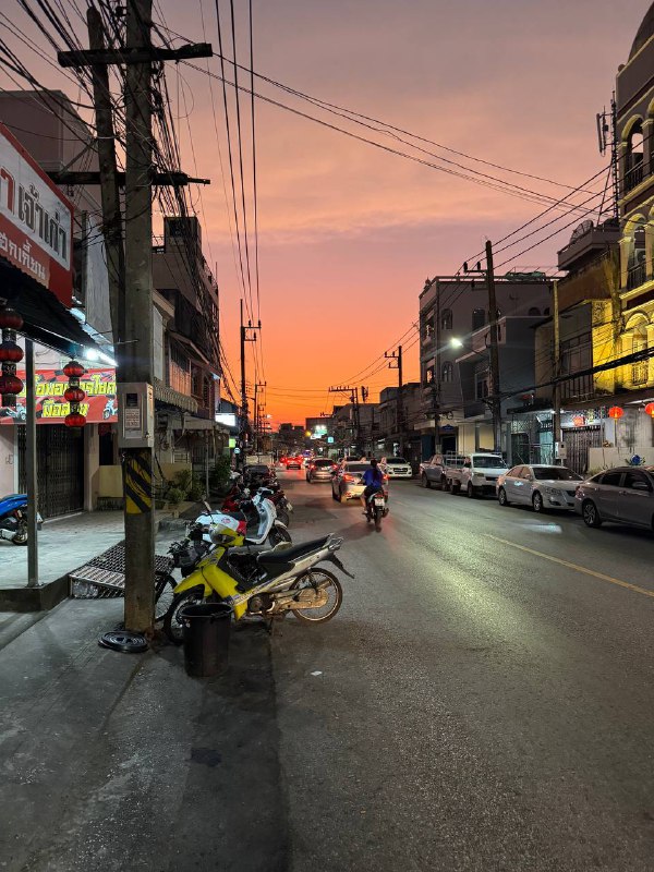 Доброе утро! Выдалась минутка подумать. Из-за того что сегодня нужно съезжать, а на долгосрок так и не нашел что снимать, нахожусь в активном поиске, поэтому ощущаю себя немного беззащитным, видимо так влияет базовая потребность человека в жилище. Это не проблема, просто ощущение, уверен все найдется, просто хочется найти что-то хорошее и по низкой цене.А так все предыдущие дни куда-то катался, что-то смотрел и ел. Удалось даже посетить местную забегаловку со звездой Мишлен, в Пхукет тауне, где поели на троих на 20 долларов, было много не удалось доесть.Привык к местному движению на дорогах. Останавливал гаишник, но так как у меня есть российские права с А категорией то отпустил и попросил в следующий раз приезжать с международными.Похайкали по тропам местным, конечно обустроены они совсем не как в штатах, но ходить можно.Есть опция питаться очень дешево. Из интересных отличий от штатов, минимаркеты 7/11 и фастфуд McDonald’s пришли сюда из США, но тут это приличные места, а в Штатах гадюшники. Особенно 7/11, тут это очень чистое место где всегда хорошо пахнет, а в штатах место обитания бездомных с грязью вокруг. Так же тут много чего продают в маленьких пачках по адекватным ценам, в штатах обычно все в больших пачках или по сетам. А по штучно дорого.Как-то так пока. Фоток делаю мало, так как обычно кругом много людей, а я не могу себе пока позволить делать фотографии без согласия.Доброе утро! Выдалась минутка подумать. Из-за того что сегодня нужно съезжать, а на долгосрок так и не нашел что снимать, нахожусь в активном поиске, поэтому ощущаю себя немного беззащитным, видимо так влияет базовая потребность человека в жилище. Это не проблема, просто ощущение, уверен все найдется, просто хочется найти что-то хорошее и по низкой цене.А так все предыдущие дни куда-то катался, что-то смотрел и ел. Удалось даже посетить местную забегаловку со звездой Мишлен, в Пхукет тауне, где поели на троих на 20 долларов, было много не удалось доесть.Привык к местному движению на дорогах. Останавливал гаишник, но так как у меня есть российские права с А категорией то отпустил и попросил в следующий раз приезжать с международными.Похайкали по тропам местным, конечно обустроены они совсем не как в штатах, но ходить можно.Есть опция питаться очень дешево. Из интересных отличий от штатов, минимаркеты 7/11 и фастфуд McDonald’s пришли сюда из США, но тут это приличные места, а в Штатах гадюшники. Особенно 7/11, тут это очень чистое место где всегда хорошо пахнет, а в штатах место обитания бездомных с грязью вокруг. Так же тут много чего продают в маленьких пачках по адекватным ценам, в штатах обычно все в больших пачках или по сетам. А по штучно дорого.Как-то так пока. Фоток делаю мало, так как обычно кругом много людей, а я не могу себе пока позволить делать фотографии без согласия.