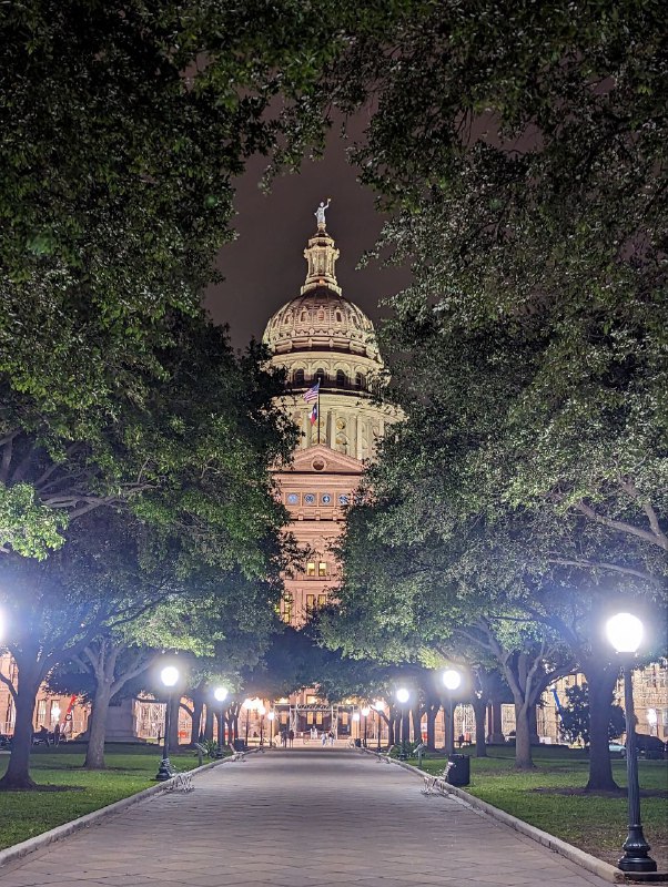 Вчера под вечер съездили в сам Остин, потому что ребята живут за городом, примерно 25 минут на машине, условно как с Инеша до центра Казани.Фенси улочки, кафе, рестораны и бездомные, обязательный атрибут любого американского города, даже в таком республиканском штате как Техас, хоть и не в таком количестве как в ЛА.Погода не одарила красивыми видами заката, ибо было облачно. Но посмотрели как вылетают стаи летучих мышей из под центрального моста, это настоящее событие, собирается много людей. Но было видно плохо, так как было темно уже.Так же поглядели на местный Капитолий.Я до сих пор не знаю где бы я хотел жить, в шумном городе или в спокойном пригороде.Вчера под вечер съездили в сам Остин, потому что ребята живут за городом, примерно 25 минут на машине, условно как с Инеша до центра Казани.Фенси улочки, кафе, рестораны и бездомные, обязательный атрибут любого американского города, даже в таком республиканском штате как Техас, хоть и не в таком количестве как в ЛА.Погода не одарила красивыми видами заката, ибо было облачно. Но посмотрели как вылетают стаи летучих мышей из под центрального моста, это настоящее событие, собирается много людей. Но было видно плохо, так как было темно уже.Так же поглядели на местный Капитолий.Я до сих пор не знаю где бы я хотел жить, в шумном городе или в спокойном пригороде.