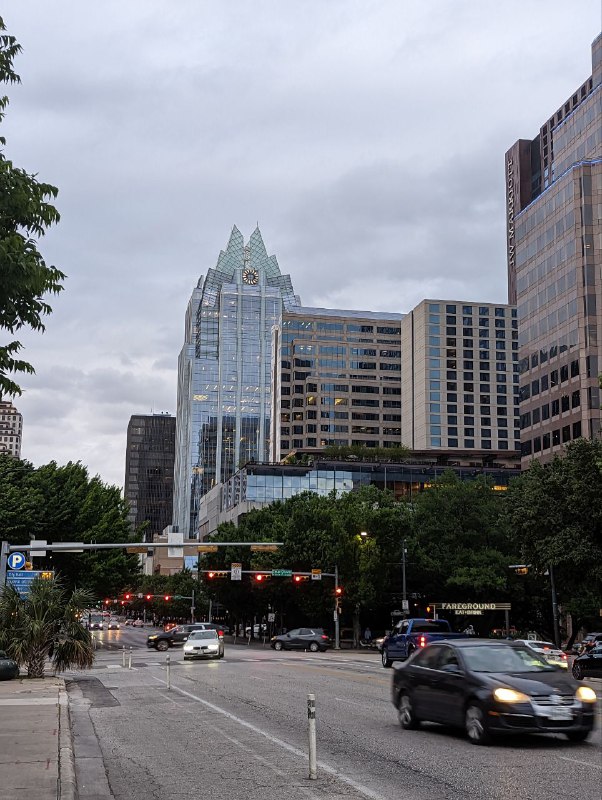 Вчера под вечер съездили в сам Остин, потому что ребята живут за городом, примерно 25 минут на машине, условно как с Инеша до центра Казани.Фенси улочки, кафе, рестораны и бездомные, обязательный атрибут любого американского города, даже в таком республиканском штате как Техас, хоть и не в таком количестве как в ЛА.Погода не одарила красивыми видами заката, ибо было облачно. Но посмотрели как вылетают стаи летучих мышей из под центрального моста, это настоящее событие, собирается много людей. Но было видно плохо, так как было темно уже.Так же поглядели на местный Капитолий.Я до сих пор не знаю где бы я хотел жить, в шумном городе или в спокойном пригороде.Вчера под вечер съездили в сам Остин, потому что ребята живут за городом, примерно 25 минут на машине, условно как с Инеша до центра Казани.Фенси улочки, кафе, рестораны и бездомные, обязательный атрибут любого американского города, даже в таком республиканском штате как Техас, хоть и не в таком количестве как в ЛА.Погода не одарила красивыми видами заката, ибо было облачно. Но посмотрели как вылетают стаи летучих мышей из под центрального моста, это настоящее событие, собирается много людей. Но было видно плохо, так как было темно уже.Так же поглядели на местный Капитолий.Я до сих пор не знаю где бы я хотел жить, в шумном городе или в спокойном пригороде.