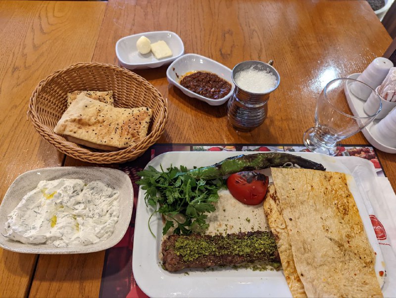 Всем вечерней привет.Завтра уезжаю из Стамбула, куда секрет, но ехать 13 часов на автобусе, выезжаю вечером.Сегодня был день шопинга, завершил образ.Самое главное, что было сделано, это куплен маленькой чемоданчик на колесиках, свою ошибку я больше не совершу, сумка оказалась очень неудобной.На завтра из важных планов до отъезда это встретиться с коллегой за завтраком и понять что из старых вещей оставить, а что выкинуть.Из еды я питаюсь в основном мясом и пью Айран, думаю скоро надоест и тогда уже переключусь на что-то более сбалансированное.Сори, сегодня без котиков, хоть их и было много.Всем вечерней привет.Завтра уезжаю из Стамбула, куда секрет, но ехать 13 часов на автобусе, выезжаю вечером.Сегодня был день шопинга, завершил образ.Самое главное, что было сделано, это куплен маленькой чемоданчик на колесиках, свою ошибку я больше не совершу, сумка оказалась очень неудобной.На завтра из важных планов до отъезда это встретиться с коллегой за завтраком и понять что из старых вещей оставить, а что выкинуть.Из еды я питаюсь в основном мясом и пью Айран, думаю скоро надоест и тогда уже переключусь на что-то более сбалансированное.Сори, сегодня без котиков, хоть их и было много.