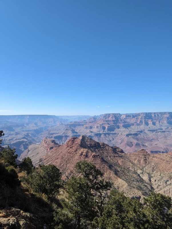 Всем привет! В общем от меня давно не было вестей, были различные периоды, которые чередовались. Супер продуктивные с хорошим настроем и наоборот какие-то моменты когда я был поникшим. Но сейчас вроде прихожу в себя и к балансу, буду стараться рассказывать больше про житуху-бытовуху!В общем на прошлой неделе я взял отпуск, ко мне приехал техасский брат с женой и мы поехали в трип на машине на гранд каньон. Все было отлично, не считая момента когда я чуть задремал на пустой дороге в пустыне и выехал на встречку, потом сразу же поменялись с братом.Погода в это время там тоже огонь, не жарко, тепло, можно гулять и гулять. В понедельник мы проехали от ЛА до деревушки Cottonwood, что в Аризоне и там же заночевали, а с утра двинули уже непосредственно  на гранд каньон. Фоток из деревушки и из airbnb дома нет, но было супер уютно, пожарили мясо на гриле и кукурузку, да и сама деревушка супер уютная, спокойная, при это в ней есть большие магазины и тд.Сам гранд каньон для нас как для туристов представлен в виде большого количества обзрных площадок, между которыми ты перемещаешься в течении дня на машине, есть еще музеи, но мы были ограничены во времени. Встретив закат на каньоне, мы по полной насладились звездным небом и поехали дальше, в сторону Лас Вегаса, продолжение будет завтра!Что-то косяк с видео был, добавил в комменты.Всем привет! В общем от меня давно не было вестей, были различные периоды, которые чередовались. Супер продуктивные с хорошим настроем и наоборот какие-то моменты когда я был поникшим. Но сейчас вроде прихожу в себя и к балансу, буду стараться рассказывать больше про житуху-бытовуху!В общем на прошлой неделе я взял отпуск, ко мне приехал техасский брат с женой и мы поехали в трип на машине на гранд каньон. Все было отлично, не считая момента когда я чуть задремал на пустой дороге в пустыне и выехал на встречку, потом сразу же поменялись с братом.Погода в это время там тоже огонь, не жарко, тепло, можно гулять и гулять. В понедельник мы проехали от ЛА до деревушки Cottonwood, что в Аризоне и там же заночевали, а с утра двинули уже непосредственно  на гранд каньон. Фоток из деревушки и из airbnb дома нет, но было супер уютно, пожарили мясо на гриле и кукурузку, да и сама деревушка супер уютная, спокойная, при это в ней есть большие магазины и тд.Сам гранд каньон для нас как для туристов представлен в виде большого количества обзрных площадок, между которыми ты перемещаешься в течении дня на машине, есть еще музеи, но мы были ограничены во времени. Встретив закат на каньоне, мы по полной насладились звездным небом и поехали дальше, в сторону Лас Вегаса, продолжение будет завтра!Что-то косяк с видео был, добавил в комменты.