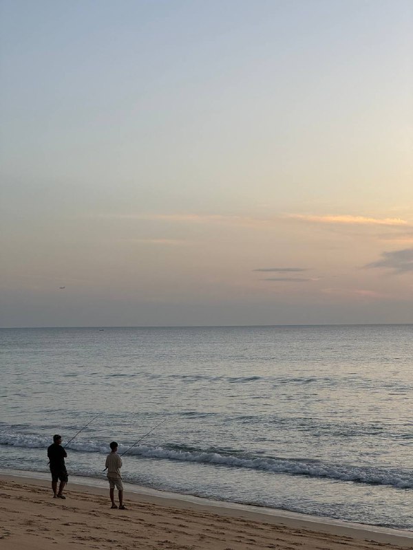 Всем доброго дня!В общем у нас собралась компания из 5 человек, 2 парочки и я и мы решили взять тачку и поехать все вместе за пределы острова, посмотреть красоты.Мы подошли очень безответственно к вопросу аренды и не искали особо лучшее предложение, а пошли в то же место где брали байки и взяли Honda City, за 1.5к бат в сутки с депозитом в 5к. От 3 дней было бы по 1к в сутки, но нам не подходило.Все было здорово, но на обратном пути снесли левое зеркало о грузовик, в момент удара, звук был такой, как будто с него сыпались камни, но нет, просто снесли зеркало. Мы остановились, грузовик этого даже не заметил и завернул на улицу и поехал дальше. Мы долго не думая поехали тоже дальше. Тревога быстро прошла, но было неприятно и немного стрессово из-за неопределенности того во сколько обойдется ремонт.В итоге сегодня отдали тачку, она сказал уточнит сколько стоит ремонт и напишет, депозит не отдали. И недавно написала, что деталь обойдется в 4500 бат, вроде не так все плохо.В общем вывод такой, нужно быть более бдительным когда ты автомобилист в Таиланде, учитывая правый руль и господство байкеров на дороге. Не я сидел за рулем но тем не мене у меня сложилось устойчивое впечатление, что байкером быть в Таиланде намного проще!Всем доброго дня!В общем у нас собралась компания из 5 человек, 2 парочки и я и мы решили взять тачку и поехать все вместе за пределы острова, посмотреть красоты.Мы подошли очень безответственно к вопросу аренды и не искали особо лучшее предложение, а пошли в то же место где брали байки и взяли Honda City, за 1.5к бат в сутки с депозитом в 5к. От 3 дней было бы по 1к в сутки, но нам не подходило.Все было здорово, но на обратном пути снесли левое зеркало о грузовик, в момент удара, звук был такой, как будто с него сыпались камни, но нет, просто снесли зеркало. Мы остановились, грузовик этого даже не заметил и завернул на улицу и поехал дальше. Мы долго не думая поехали тоже дальше. Тревога быстро прошла, но было неприятно и немного стрессово из-за неопределенности того во сколько обойдется ремонт.В итоге сегодня отдали тачку, она сказал уточнит сколько стоит ремонт и напишет, депозит не отдали. И недавно написала, что деталь обойдется в 4500 бат, вроде не так все плохо.В общем вывод такой, нужно быть более бдительным когда ты автомобилист в Таиланде, учитывая правый руль и господство байкеров на дороге. Не я сидел за рулем но тем не мене у меня сложилось устойчивое впечатление, что байкером быть в Таиланде намного проще!