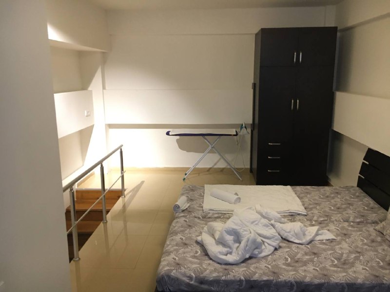 Хата из аирбнб, за 38 $ в сутки, снята только на неделю, ради расположения, но помещение раньше было явно нежилое, рядом обычный подъезд, а в неё отдельная дверь. На фото на аирбнб была лучше, а вид во двор тут максимально грустный, на внутреннюю асфальтную парковку многоэтажки.Хата из аирбнб, за 38 $ в сутки, снята только на неделю, ради расположения, но помещение раньше было явно нежилое, рядом обычный подъезд, а в неё отдельная дверь. На фото на аирбнб была лучше, а вид во двор тут максимально грустный, на внутреннюю асфальтную парковку многоэтажки.