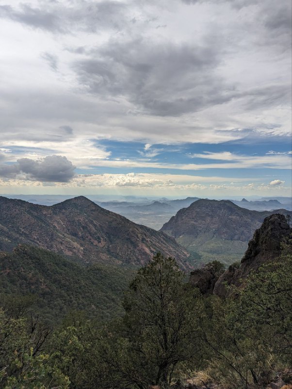 В общем завершился наш Трип в нац парке Big bend, уже катим обратно.Понял что в последнем кружочке ничего не слышно, ибо на горе был сильный ветер, поэтому опишу что происходило текстом. Но эмоции в тот момент хотелось передать сразу и к тому же на пике словил интернет, хотя в округе его не было)В общем поднялись на пик высотой 2.5км, длина маршрута 8км в одну сторону, нам очень повезло что в процессе подъёма пошел дождь и знатно так освежил нас и дальнейшим путь прошел в состоянии свежести и приятной прохлады, напомню на минуточку что мы в пустыне.Так же немного фоточек и склеенные видео, для удобства просмотра, в целом все было круто, Трип удался, я считаю)В общем завершился наш Трип в нац парке Big bend, уже катим обратно.Понял что в последнем кружочке ничего не слышно, ибо на горе был сильный ветер, поэтому опишу что происходило текстом. Но эмоции в тот момент хотелось передать сразу и к тому же на пике словил интернет, хотя в округе его не было)В общем поднялись на пик высотой 2.5км, длина маршрута 8км в одну сторону, нам очень повезло что в процессе подъёма пошел дождь и знатно так освежил нас и дальнейшим путь прошел в состоянии свежести и приятной прохлады, напомню на минуточку что мы в пустыне.Так же немного фоточек и склеенные видео, для удобства просмотра, в целом все было круто, Трип удался, я считаю)
