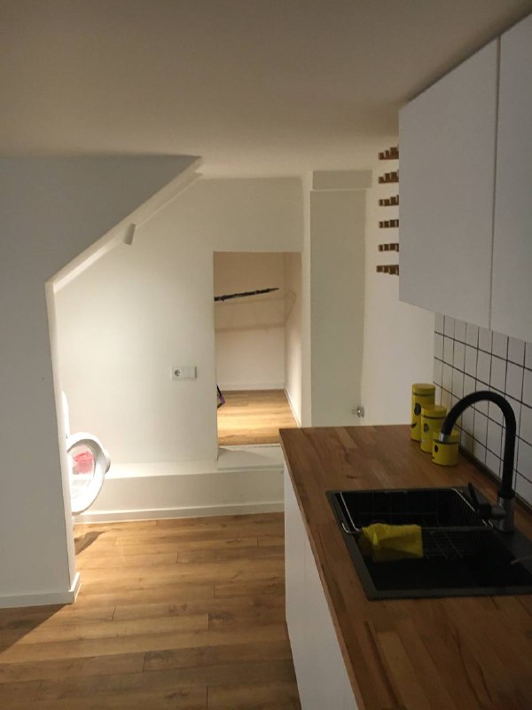 Хата из аирбнб, за 38 $ в сутки, снята только на неделю, ради расположения, но помещение раньше было явно нежилое, рядом обычный подъезд, а в неё отдельная дверь. На фото на аирбнб была лучше, а вид во двор тут максимально грустный, на внутреннюю асфальтную парковку многоэтажки.Хата из аирбнб, за 38 $ в сутки, снята только на неделю, ради расположения, но помещение раньше было явно нежилое, рядом обычный подъезд, а в неё отдельная дверь. На фото на аирбнб была лучше, а вид во двор тут максимально грустный, на внутреннюю асфальтную парковку многоэтажки.