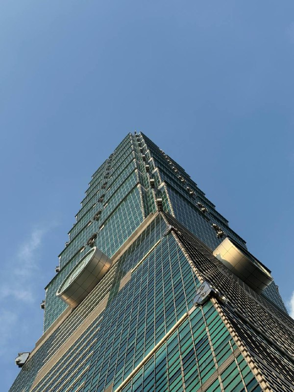 Добрый вечер! Сегодня был еще один насыщенный день.Местную симку не дали без контракта на жилье, предлагали только туристическую, ну ладно, сделаю позже, в банк даже ходить не стал без местного номера, тем более это несрочно.Посетил мемориал первого президента Тайваня Чан Кайши, и поднялся на башню Taipei 101. Подьем стоит 600 NTD (~20$), но мне, неожиданно, он обошелся в 420 NTD, как держателю карточки резидента. Приятно. Хоть и была неясная погода, но было приятно позалипать на закат. Тут очень рано темнеет, в 6:30 уже темно. Им по хорошему еще докинуть час к текущему времени.Я пока не нарадуюсь гулябельностью города и общественным транспортом, после США и Таиланда, это какое-то чудо, каждый день, не замечая, прохожу по 15к шагов. Пока до всех точек доезжал на метро. В планах еще затестить междугородние поезда.На сегодня пока все, нужно определиться с долгосрочным жильем, до завтра!Добрый вечер! Сегодня был еще один насыщенный день.Местную симку не дали без контракта на жилье, предлагали только туристическую, ну ладно, сделаю позже, в банк даже ходить не стал без местного номера, тем более это несрочно.Посетил мемориал первого президента Тайваня Чан Кайши, и поднялся на башню Taipei 101. Подьем стоит 600 NTD (~20$), но мне, неожиданно, он обошелся в 420 NTD, как держателю карточки резидента. Приятно. Хоть и была неясная погода, но было приятно позалипать на закат. Тут очень рано темнеет, в 6:30 уже темно. Им по хорошему еще докинуть час к текущему времени.Я пока не нарадуюсь гулябельностью города и общественным транспортом, после США и Таиланда, это какое-то чудо, каждый день, не замечая, прохожу по 15к шагов. Пока до всех точек доезжал на метро. В планах еще затестить междугородние поезда.На сегодня пока все, нужно определиться с долгосрочным жильем, до завтра!