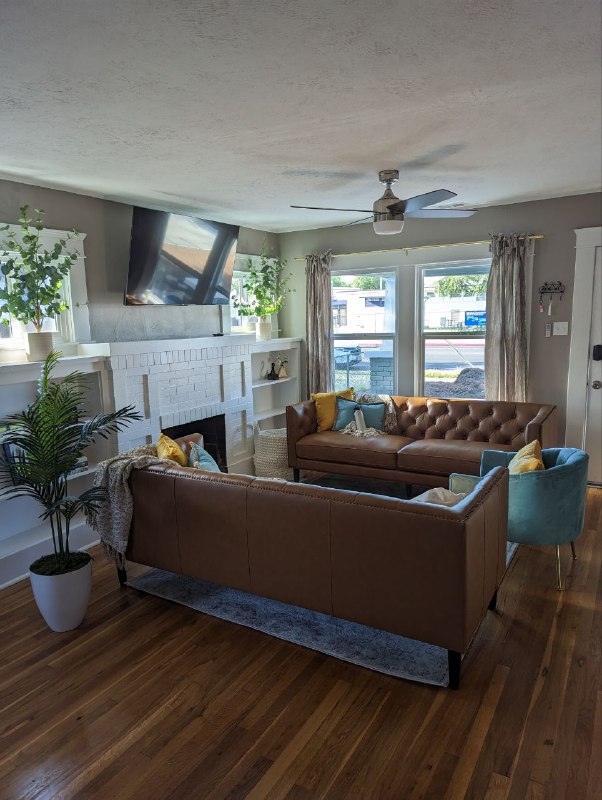 Всем привет, Скиталец снова на связи, так как понедельник выходной день в США, вчера вечером началось новое приключение, с двумя коллегами и собакой арендовали машину Audi Q3 и поехали в Трип. Пока только я был за рулём, пока мне очень нравится, хотя на автомате опыта не было, но оказалось довольно легко и руки быстро вспомнили навыки вождения и перестроились.Вчера вечером добрались до городка Fresno (настоящий middle of nowhere), но это самый большой населенный пункт поближе к основным нац паркам Калифорнии. Заночевали в Airbnb доме, я согласно режиму встал в 7 утра и жду всех остальных, поэтому выдался свободный час на отчёт, дом приятный, очень уютный, очень хочу жить в доме а не на квартире, а так же иметь тачку.Пока вот такое начало, так же из новостей сдал теоритическую часть экзамена на права, есть год чтобы сдать вождение, сложности в том что нужна машина с владельцем, но думаю решу, а так пока езжу по российским правам, год вроде как можно.Всем привет, Скиталец снова на связи, так как понедельник выходной день в США, вчера вечером началось новое приключение, с двумя коллегами и собакой арендовали машину Audi Q3 и поехали в Трип. Пока только я был за рулём, пока мне очень нравится, хотя на автомате опыта не было, но оказалось довольно легко и руки быстро вспомнили навыки вождения и перестроились.Вчера вечером добрались до городка Fresno (настоящий middle of nowhere), но это самый большой населенный пункт поближе к основным нац паркам Калифорнии. Заночевали в Airbnb доме, я согласно режиму встал в 7 утра и жду всех остальных, поэтому выдался свободный час на отчёт, дом приятный, очень уютный, очень хочу жить в доме а не на квартире, а так же иметь тачку.Пока вот такое начало, так же из новостей сдал теоритическую часть экзамена на права, есть год чтобы сдать вождение, сложности в том что нужна машина с владельцем, но думаю решу, а так пока езжу по российским правам, год вроде как можно.