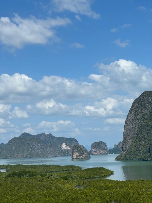 Всем доброго дня!В общем у нас собралась компания из 5 человек, 2 парочки и я и мы решили взять тачку и поехать все вместе за пределы острова, посмотреть красоты.Мы подошли очень безответственно к вопросу аренды и не искали особо лучшее предложение, а пошли в то же место где брали байки и взяли Honda City, за 1.5к бат в сутки с депозитом в 5к. От 3 дней было бы по 1к в сутки, но нам не подходило.Все было здорово, но на обратном пути снесли левое зеркало о грузовик, в момент удара, звук был такой, как будто с него сыпались камни, но нет, просто снесли зеркало. Мы остановились, грузовик этого даже не заметил и завернул на улицу и поехал дальше. Мы долго не думая поехали тоже дальше. Тревога быстро прошла, но было неприятно и немного стрессово из-за неопределенности того во сколько обойдется ремонт.В итоге сегодня отдали тачку, она сказал уточнит сколько стоит ремонт и напишет, депозит не отдали. И недавно написала, что деталь обойдется в 4500 бат, вроде не так все плохо.В общем вывод такой, нужно быть более бдительным когда ты автомобилист в Таиланде, учитывая правый руль и господство байкеров на дороге. Не я сидел за рулем но тем не мене у меня сложилось устойчивое впечатление, что байкером быть в Таиланде намного проще!Всем доброго дня!В общем у нас собралась компания из 5 человек, 2 парочки и я и мы решили взять тачку и поехать все вместе за пределы острова, посмотреть красоты.Мы подошли очень безответственно к вопросу аренды и не искали особо лучшее предложение, а пошли в то же место где брали байки и взяли Honda City, за 1.5к бат в сутки с депозитом в 5к. От 3 дней было бы по 1к в сутки, но нам не подходило.Все было здорово, но на обратном пути снесли левое зеркало о грузовик, в момент удара, звук был такой, как будто с него сыпались камни, но нет, просто снесли зеркало. Мы остановились, грузовик этого даже не заметил и завернул на улицу и поехал дальше. Мы долго не думая поехали тоже дальше. Тревога быстро прошла, но было неприятно и немного стрессово из-за неопределенности того во сколько обойдется ремонт.В итоге сегодня отдали тачку, она сказал уточнит сколько стоит ремонт и напишет, депозит не отдали. И недавно написала, что деталь обойдется в 4500 бат, вроде не так все плохо.В общем вывод такой, нужно быть более бдительным когда ты автомобилист в Таиланде, учитывая правый руль и господство байкеров на дороге. Не я сидел за рулем но тем не мене у меня сложилось устойчивое впечатление, что байкером быть в Таиланде намного проще!