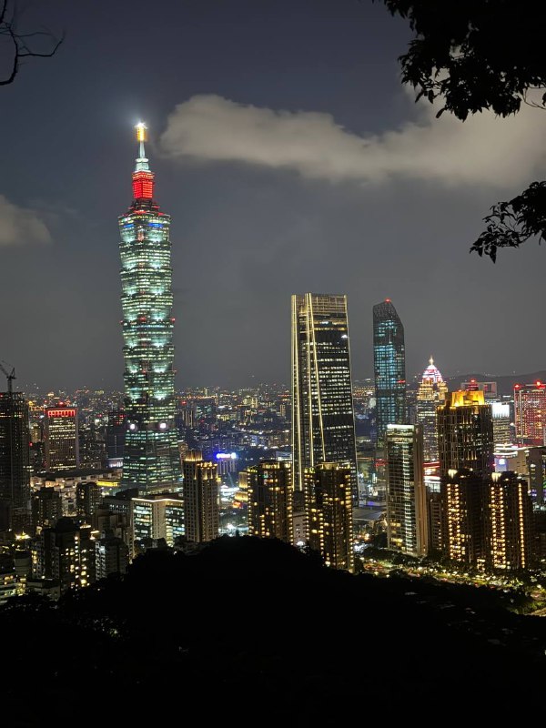 Добрый вечер!Краткие новости, получил местный id, сходили на короткую хайк тропу возле знаменитой башни Taipei 101, ранее она была самой высокой в мире, но сейчас вроде третья. Восхождение занимает всего 30 минут, но это лестница в направление вверх, к вершине футболка была почти насквозь мокрая, тут все еще очень жарко, надежда на октябрь, должно стать комфортно.После похода зашли в местную дешевую лапшичную, вкусно, дешево поели. Нужно чаще в такие места ходить.Так же узнаю от местных больше нюансов жизни тут, и хочу все же попробовать пожить в хостеле, со мной поделились положительным опытом, в качестве аргумента что можно познакомиться с новыми людьми. А это был мой главный аргумент за продолжение моих скитаний, научится заводить знакомства с новыми людьми. Что пока тяжело для затворника по жизни. Но буду меняться.На завтра план получить местную симку и открыть местный банк, затем по музеям и тд.До завтра!Добрый вечер!Краткие новости, получил местный id, сходили на короткую хайк тропу возле знаменитой башни Taipei 101, ранее она была самой высокой в мире, но сейчас вроде третья. Восхождение занимает всего 30 минут, но это лестница в направление вверх, к вершине футболка была почти насквозь мокрая, тут все еще очень жарко, надежда на октябрь, должно стать комфортно.После похода зашли в местную дешевую лапшичную, вкусно, дешево поели. Нужно чаще в такие места ходить.Так же узнаю от местных больше нюансов жизни тут, и хочу все же попробовать пожить в хостеле, со мной поделились положительным опытом, в качестве аргумента что можно познакомиться с новыми людьми. А это был мой главный аргумент за продолжение моих скитаний, научится заводить знакомства с новыми людьми. Что пока тяжело для затворника по жизни. Но буду меняться.На завтра план получить местную симку и открыть местный банк, затем по музеям и тд.До завтра!