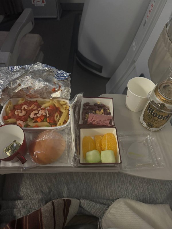 Прямое включение из королевства Таиланд, пока свежи впечатления нужно их зафиксировать.Дорогу перенес легко, кажется привыкаю к долгим перелетам. Так же мне очень повезло, во время долгого первого перелета я сидел один на 2 ряда и предо мной не было кресла, взял место у аварийного выхода.Одна интересная особенность корейских авиалиний, стюардессы перед тем как показывать инструктаж безопасности, проходят через весь салон и здороваются с пассажирами, кивая и приговаривая что-то на корейском много раз, пока идут.Почти все время второго полета я провела во сне, хорошо очень поспал, по ЛА времени как раз. У меня так же был сосед, милый дедушка, который учил как есть местную корейскую еду, я ее забыл сфоткать, так как был сонный. Но там рис, овощи, мясо, все нужно было самому смешать с кунжутным маслом и пастой из перцев, он сказал клади половину, не рискуй парниша. Так же с этим обедом шел бульончик и рисовый пирожок какой-то.Чемодан развалился.Отель рядом с аэропортом прилета, 20$, дорога на их шатле до него 3$.Проезжая по улицам Бангкока, я заметил ряды с уличной едой и на меня нахлынули приятные ностальгические воспоминания с прошлых поездок в Таиланд)Выходя из аэропорта меня накрыл местный влажный воздух со своим специфическим тропическим запахом и теплом, несмотря на то что уже ночь.Пока так!Прямое включение из королевства Таиланд, пока свежи впечатления нужно их зафиксировать.Дорогу перенес легко, кажется привыкаю к долгим перелетам. Так же мне очень повезло, во время долгого первого перелета я сидел один на 2 ряда и предо мной не было кресла, взял место у аварийного выхода.Одна интересная особенность корейских авиалиний, стюардессы перед тем как показывать инструктаж безопасности, проходят через весь салон и здороваются с пассажирами, кивая и приговаривая что-то на корейском много раз, пока идут.Почти все время второго полета я провела во сне, хорошо очень поспал, по ЛА времени как раз. У меня так же был сосед, милый дедушка, который учил как есть местную корейскую еду, я ее забыл сфоткать, так как был сонный. Но там рис, овощи, мясо, все нужно было самому смешать с кунжутным маслом и пастой из перцев, он сказал клади половину, не рискуй парниша. Так же с этим обедом шел бульончик и рисовый пирожок какой-то.Чемодан развалился.Отель рядом с аэропортом прилета, 20$, дорога на их шатле до него 3$.Проезжая по улицам Бангкока, я заметил ряды с уличной едой и на меня нахлынули приятные ностальгические воспоминания с прошлых поездок в Таиланд)Выходя из аэропорта меня накрыл местный влажный воздух со своим специфическим тропическим запахом и теплом, несмотря на то что уже ночь.Пока так!