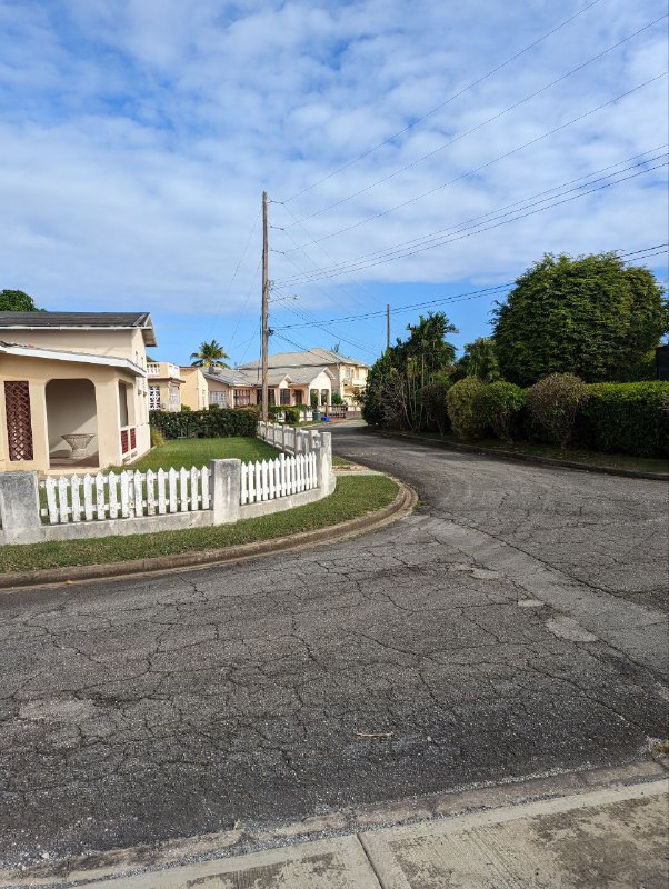 В общем добрался, дико устал, очень краткий пост, очень тепло, не так жарко из-за сильного ветра, так как остров посередине океана. Нужно отдохнуть и что-то ещё расскажу, а так деревня ухоженная, нужно сходить на пляж, пока так...В общем добрался, дико устал, очень краткий пост, очень тепло, не так жарко из-за сильного ветра, так как остров посередине океана. Нужно отдохнуть и что-то ещё расскажу, а так деревня ухоженная, нужно сходить на пляж, пока так...