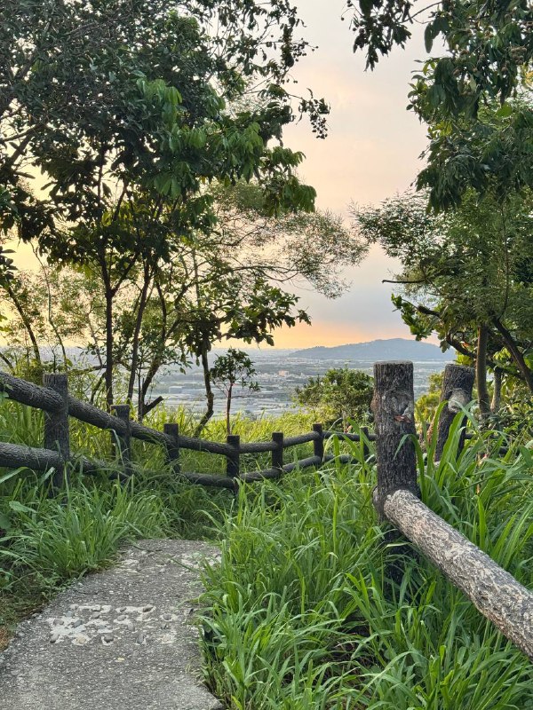 Всем добрый вечерочек!!! Это прямое включение из Гаосюна. Дела, значит, обстоят так. Во-первых, вот вам фоточки и видео — погулял на выходных на ближайшей горочке, 17 минут на скутере от моего дома. Пошёл ближе к вечеру, ибо тут пекло и филиал ада на земле: 33 днём, душно, ночью в лучшем случае 27, но вечером 28–29. Кондер работает дома 24/7, благо он не подводит.А так пошла третья неделя после моего возвращения на Тайвань, а также третья неделя после начала работы на новом месте. В общем, я сейчас работаю в JetBrains (далее JB). Как-то так получилось, что меня бывший начальник посоветовал другому бывшему уже главному техначальнику, который ранее был в JB и сейчас снова тут. И он позвал попробовать — назначил техсобес через неделю и сказал повторить алгоритмы и прочие универские премудрости. А я тот ещё неуч же, в техникуме такого не проходили, и пришлось наверстывать. Было оч интересно при этом. Ну, в общем, собес прошёл, было всё ок, им понравилось. А это, на минуточку, было ещё в марте.После этого начался процесс трудоустройства длиной почти в 3 месяца из-за сложной юрисдикции. Тайвань всё же — у них нет тут офиса, и они используют местную компанию-посредника, в которую меня устроили и клиентом которой является JB. Также я работаю на подработке, которую начал до начала работы в JB, которую хочу завершить как можно скорее и чуть вздохнуть свободнее.В общем, это открывает многие возможности, и я могу подаваться теперь на разные визы, подтверждая работу и доход, что радует. Также я на Тайване отсидел в этом году 6 месяцев и могу уже уехать. Повторю, для чего мне нужно сидеть тут 6 месяцев: чтобы через 3 года жизни по 6 месяцев в году получить ПМЖ и уже иметь такой запасной островок — без необходимости жить тут и без потери статуса, на случай непонятных ситуаций.А так хочется поехать туда, где прохладнее и есть офис JB. Хочу попробовать походить оффлайн чуть-чуть в офис. Так что цель ближайших 1–2 месяцев — завершить максимально подработку и подготовить всё к отъезду неспеша и снова стать скитальцем на ближайшие полгода минимум. Также буду думать про дальнейшие планы (ранее упоминал получение бакалавра) после завершения подработки и отъезда из Тайваня.Всем хорошего дня!Всем добрый вечерочек!!! Это прямое включение из Гаосюна. Дела, значит, обстоят так. Во-первых, вот вам фоточки и видео — погулял на выходных на ближайшей горочке, 17 минут на скутере от моего дома. Пошёл ближе к вечеру, ибо тут пекло и филиал ада на земле: 33 днём, душно, ночью в лучшем случае 27, но вечером 28–29. Кондер работает дома 24/7, благо он не подводит.А так пошла третья неделя после моего возвращения на Тайвань, а также третья неделя после начала работы на новом месте. В общем, я сейчас работаю в JetBrains (далее JB). Как-то так получилось, что меня бывший начальник посоветовал другому бывшему уже главному техначальнику, который ранее был в JB и сейчас снова тут. И он позвал попробовать — назначил техсобес через неделю и сказал повторить алгоритмы и прочие универские премудрости. А я тот ещё неуч же, в техникуме такого не проходили, и пришлось наверстывать. Было оч интересно при этом. Ну, в общем, собес прошёл, было всё ок, им понравилось. А это, на минуточку, было ещё в марте.После этого начался процесс трудоустройства длиной почти в 3 месяца из-за сложной юрисдикции. Тайвань всё же — у них нет тут офиса, и они используют местную компанию-посредника, в которую меня устроили и клиентом которой является JB. Также я работаю на подработке, которую начал до начала работы в JB, которую хочу завершить как можно скорее и чуть вздохнуть свободнее.В общем, это открывает многие возможности, и я могу подаваться теперь на разные визы, подтверждая работу и доход, что радует. Также я на Тайване отсидел в этом году 6 месяцев и могу уже уехать. Повторю, для чего мне нужно сидеть тут 6 месяцев: чтобы через 3 года жизни по 6 месяцев в году получить ПМЖ и уже иметь такой запасной островок — без необходимости жить тут и без потери статуса, на случай непонятных ситуаций.А так хочется поехать туда, где прохладнее и есть офис JB. Хочу попробовать походить оффлайн чуть-чуть в офис. Так что цель ближайших 1–2 месяцев — завершить максимально подработку и подготовить всё к отъезду неспеша и снова стать скитальцем на ближайшие полгода минимум. Также буду думать про дальнейшие планы (ранее упоминал получение бакалавра) после завершения подработки и отъезда из Тайваня.Всем хорошего дня!