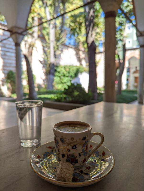 Я в автобусе, впереди 15 часов увлекательной дороги. Вот вам спрятавшийся котик.Так же попил сегодня турецкий кофе.Я в автобусе, впереди 15 часов увлекательной дороги. Вот вам спрятавшийся котик.Так же попил сегодня турецкий кофе.