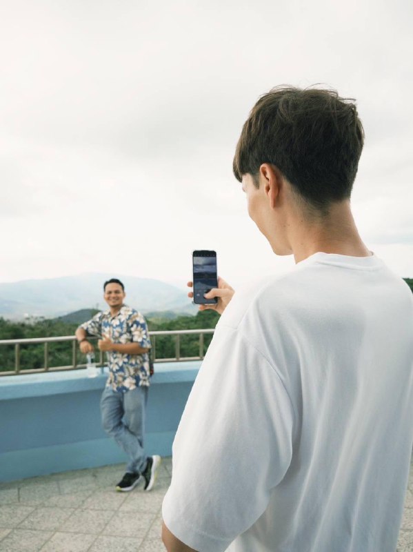 Нихау господа, Ильсур скиталец который уже давно не скиталец, снова на связи. Прошло 2 месяца обучения китайского языка, остался месяц обучения, пойду ли на второй семестр летом еще под большим вопросом, думаю о следующем варианте, за лето самостоятельно повторить весь материал первого семестра в более спокойном режиме и потом уже пойти на новый семестр и на новый уровень, так же  за это время перебраться ближе к универу, а то сейчас езжу каждый день на скутере по 35 минут в одну сторону.Но не будем о скучном, за этого время кроме сломанного мозга от нового языка, я так же приобрел некоторые новые знакомства, как среди других студентов, так и среди местных жителей. Что позволило мне очень сильно обогатить мои знания о местной жизни и о жизни в целом, узнал много местных заведений с едой и стал от этого реже готовить, потому что это действительно вкусно и дешево.У меня пропало всякое стеснение разговаривать на английском, потому что иначе вариантов просто не остается, делаю ошибки, повторяю префразировав, но говорю без толики смущения/стеснения/неуверенности, проще всего разговаривать с носителями, потому что им проще додумывать что я хочу сказать, когда пытаешься объяснить что-то сложное и у них понятное мне произношение, на слух я очень хорошо понимаю все уже давно. Но даже с местными у кого английский не родной часто легко разговаривать, потому что зачастую уровень одинаковый.Так же неделю назад попробовал дейтинг апп, чтобы чуть разнообразить круг общения, пока был один серьезный диалог и несколько встреч по нему, первый раз искупался в море на Тайване благодаря этому знакомству. Пока не загадываю, продолжаем общение.За эти месяцы читаю много стоиков, начал с современников, и углубился к первоисточникам вроде Марка Аврелия, письмам Люцилию и тд. Реально помогате фокусировать на настоящих задачах и ну утопать в мыслях о прошлом и будущем. Так же стал активно намернно больше двигаться, что вероятно тоже положительно повлияло на ментальное состояние, так что учимся активно жить дальше. Потому что какой-то глобальный смысл в жизни так найти и не удалось. Живу в настоящем, наслаждаюсь моментами и делаю от меня зависящее.Не знаю насколько будет интересно вам почитать про моих одноклассников, среди них есть киборг, пилот и инженер морских судов, интересная компания.Остановлюсь на этом, а то иначе меня не остановить, выдам вам книгу, вот поэтому нужно своевременно все рассказывать...P.S. так же купил новый шлем, не та бесплатная каска велосипелная, что шла с байком :)Нихау господа, Ильсур скиталец который уже давно не скиталец, снова на связи. Прошло 2 месяца обучения китайского языка, остался месяц обучения, пойду ли на второй семестр летом еще под большим вопросом, думаю о следующем варианте, за лето самостоятельно повторить весь материал первого семестра в более спокойном режиме и потом уже пойти на новый семестр и на новый уровень, так же  за это время перебраться ближе к универу, а то сейчас езжу каждый день на скутере по 35 минут в одну сторону.Но не будем о скучном, за этого время кроме сломанного мозга от нового языка, я так же приобрел некоторые новые знакомства, как среди других студентов, так и среди местных жителей. Что позволило мне очень сильно обогатить мои знания о местной жизни и о жизни в целом, узнал много местных заведений с едой и стал от этого реже готовить, потому что это действительно вкусно и дешево.У меня пропало всякое стеснение разговаривать на английском, потому что иначе вариантов просто не остается, делаю ошибки, повторяю префразировав, но говорю без толики смущения/стеснения/неуверенности, проще всего разговаривать с носителями, потому что им проще додумывать что я хочу сказать, когда пытаешься объяснить что-то сложное и у них понятное мне произношение, на слух я очень хорошо понимаю все уже давно. Но даже с местными у кого английский не родной часто легко разговаривать, потому что зачастую уровень одинаковый.Так же неделю назад попробовал дейтинг апп, чтобы чуть разнообразить круг общения, пока был один серьезный диалог и несколько встреч по нему, первый раз искупался в море на Тайване благодаря этому знакомству. Пока не загадываю, продолжаем общение.За эти месяцы читаю много стоиков, начал с современников, и углубился к первоисточникам вроде Марка Аврелия, письмам Люцилию и тд. Реально помогате фокусировать на настоящих задачах и ну утопать в мыслях о прошлом и будущем. Так же стал активно намернно больше двигаться, что вероятно тоже положительно повлияло на ментальное состояние, так что учимся активно жить дальше. Потому что какой-то глобальный смысл в жизни так найти и не удалось. Живу в настоящем, наслаждаюсь моментами и делаю от меня зависящее.Не знаю насколько будет интересно вам почитать про моих одноклассников, среди них есть киборг, пилот и инженер морских судов, интересная компания.Остановлюсь на этом, а то иначе меня не остановить, выдам вам книгу, вот поэтому нужно своевременно все рассказывать...P.S. так же купил новый шлем, не та бесплатная каска велосипелная, что шла с байком :)