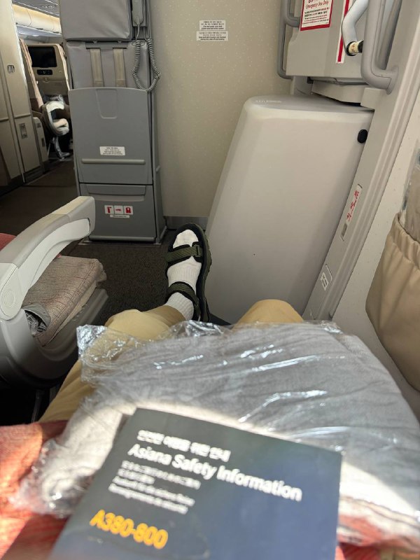 Прямое включение из королевства Таиланд, пока свежи впечатления нужно их зафиксировать.Дорогу перенес легко, кажется привыкаю к долгим перелетам. Так же мне очень повезло, во время долгого первого перелета я сидел один на 2 ряда и предо мной не было кресла, взял место у аварийного выхода.Одна интересная особенность корейских авиалиний, стюардессы перед тем как показывать инструктаж безопасности, проходят через весь салон и здороваются с пассажирами, кивая и приговаривая что-то на корейском много раз, пока идут.Почти все время второго полета я провела во сне, хорошо очень поспал, по ЛА времени как раз. У меня так же был сосед, милый дедушка, который учил как есть местную корейскую еду, я ее забыл сфоткать, так как был сонный. Но там рис, овощи, мясо, все нужно было самому смешать с кунжутным маслом и пастой из перцев, он сказал клади половину, не рискуй парниша. Так же с этим обедом шел бульончик и рисовый пирожок какой-то.Чемодан развалился.Отель рядом с аэропортом прилета, 20$, дорога на их шатле до него 3$.Проезжая по улицам Бангкока, я заметил ряды с уличной едой и на меня нахлынули приятные ностальгические воспоминания с прошлых поездок в Таиланд)Выходя из аэропорта меня накрыл местный влажный воздух со своим специфическим тропическим запахом и теплом, несмотря на то что уже ночь.Пока так!Прямое включение из королевства Таиланд, пока свежи впечатления нужно их зафиксировать.Дорогу перенес легко, кажется привыкаю к долгим перелетам. Так же мне очень повезло, во время долгого первого перелета я сидел один на 2 ряда и предо мной не было кресла, взял место у аварийного выхода.Одна интересная особенность корейских авиалиний, стюардессы перед тем как показывать инструктаж безопасности, проходят через весь салон и здороваются с пассажирами, кивая и приговаривая что-то на корейском много раз, пока идут.Почти все время второго полета я провела во сне, хорошо очень поспал, по ЛА времени как раз. У меня так же был сосед, милый дедушка, который учил как есть местную корейскую еду, я ее забыл сфоткать, так как был сонный. Но там рис, овощи, мясо, все нужно было самому смешать с кунжутным маслом и пастой из перцев, он сказал клади половину, не рискуй парниша. Так же с этим обедом шел бульончик и рисовый пирожок какой-то.Чемодан развалился.Отель рядом с аэропортом прилета, 20$, дорога на их шатле до него 3$.Проезжая по улицам Бангкока, я заметил ряды с уличной едой и на меня нахлынули приятные ностальгические воспоминания с прошлых поездок в Таиланд)Выходя из аэропорта меня накрыл местный влажный воздух со своим специфическим тропическим запахом и теплом, несмотря на то что уже ночь.Пока так!