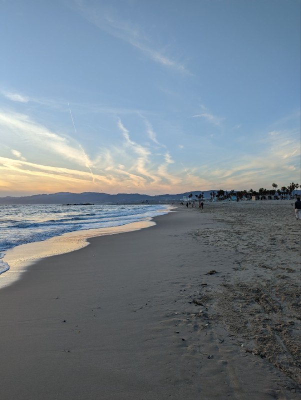 Йо, всем здорово, сегодня была небольшая прогулка по венису, это очень необычное место в котором пахнет постоянно травой и обитает много бездомных, слышал что присутствует криминал, но мелкий, могут вскрыть машину, но разбоя нет и ощущаешь себя спокойно и безопасно.Йо, всем здорово, сегодня была небольшая прогулка по венису, это очень необычное место в котором пахнет постоянно травой и обитает много бездомных, слышал что присутствует криминал, но мелкий, могут вскрыть машину, но разбоя нет и ощущаешь себя спокойно и безопасно.