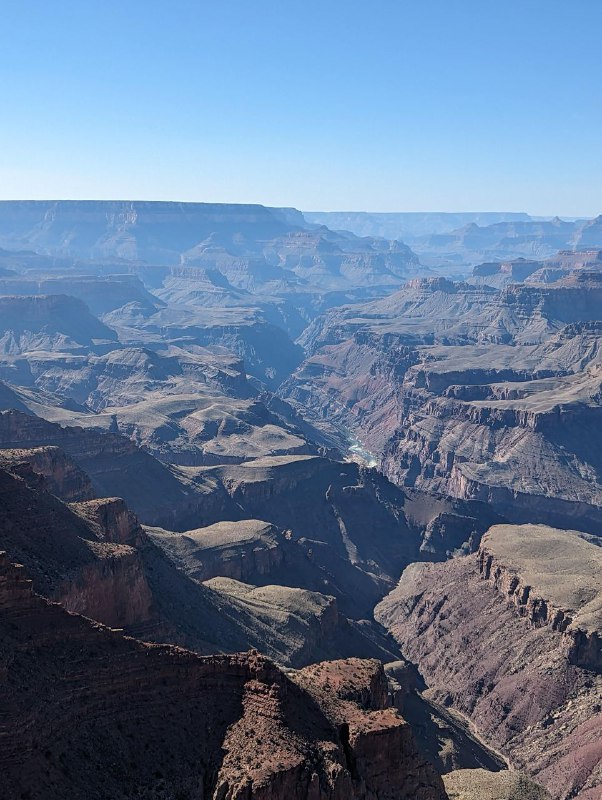 Всем привет! В общем от меня давно не было вестей, были различные периоды, которые чередовались. Супер продуктивные с хорошим настроем и наоборот какие-то моменты когда я был поникшим. Но сейчас вроде прихожу в себя и к балансу, буду стараться рассказывать больше про житуху-бытовуху!В общем на прошлой неделе я взял отпуск, ко мне приехал техасский брат с женой и мы поехали в трип на машине на гранд каньон. Все было отлично, не считая момента когда я чуть задремал на пустой дороге в пустыне и выехал на встречку, потом сразу же поменялись с братом.Погода в это время там тоже огонь, не жарко, тепло, можно гулять и гулять. В понедельник мы проехали от ЛА до деревушки Cottonwood, что в Аризоне и там же заночевали, а с утра двинули уже непосредственно  на гранд каньон. Фоток из деревушки и из airbnb дома нет, но было супер уютно, пожарили мясо на гриле и кукурузку, да и сама деревушка супер уютная, спокойная, при это в ней есть большие магазины и тд.Сам гранд каньон для нас как для туристов представлен в виде большого количества обзрных площадок, между которыми ты перемещаешься в течении дня на машине, есть еще музеи, но мы были ограничены во времени. Встретив закат на каньоне, мы по полной насладились звездным небом и поехали дальше, в сторону Лас Вегаса, продолжение будет завтра!Что-то косяк с видео был, добавил в комменты.Всем привет! В общем от меня давно не было вестей, были различные периоды, которые чередовались. Супер продуктивные с хорошим настроем и наоборот какие-то моменты когда я был поникшим. Но сейчас вроде прихожу в себя и к балансу, буду стараться рассказывать больше про житуху-бытовуху!В общем на прошлой неделе я взял отпуск, ко мне приехал техасский брат с женой и мы поехали в трип на машине на гранд каньон. Все было отлично, не считая момента когда я чуть задремал на пустой дороге в пустыне и выехал на встречку, потом сразу же поменялись с братом.Погода в это время там тоже огонь, не жарко, тепло, можно гулять и гулять. В понедельник мы проехали от ЛА до деревушки Cottonwood, что в Аризоне и там же заночевали, а с утра двинули уже непосредственно  на гранд каньон. Фоток из деревушки и из airbnb дома нет, но было супер уютно, пожарили мясо на гриле и кукурузку, да и сама деревушка супер уютная, спокойная, при это в ней есть большие магазины и тд.Сам гранд каньон для нас как для туристов представлен в виде большого количества обзрных площадок, между которыми ты перемещаешься в течении дня на машине, есть еще музеи, но мы были ограничены во времени. Встретив закат на каньоне, мы по полной насладились звездным небом и поехали дальше, в сторону Лас Вегаса, продолжение будет завтра!Что-то косяк с видео был, добавил в комменты.